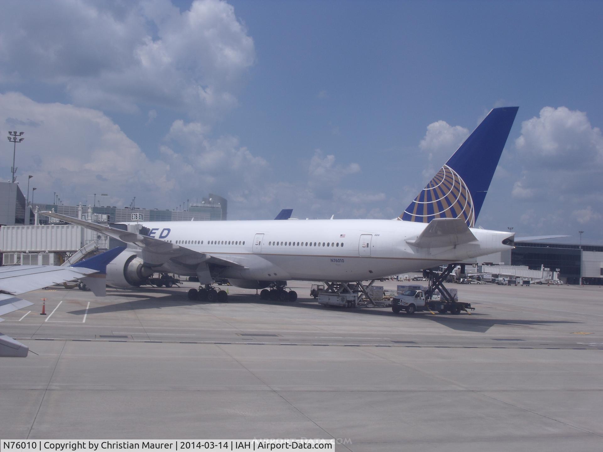 N76010, 1999 Boeing 777-224/ER C/N 29480, United 777-224ER