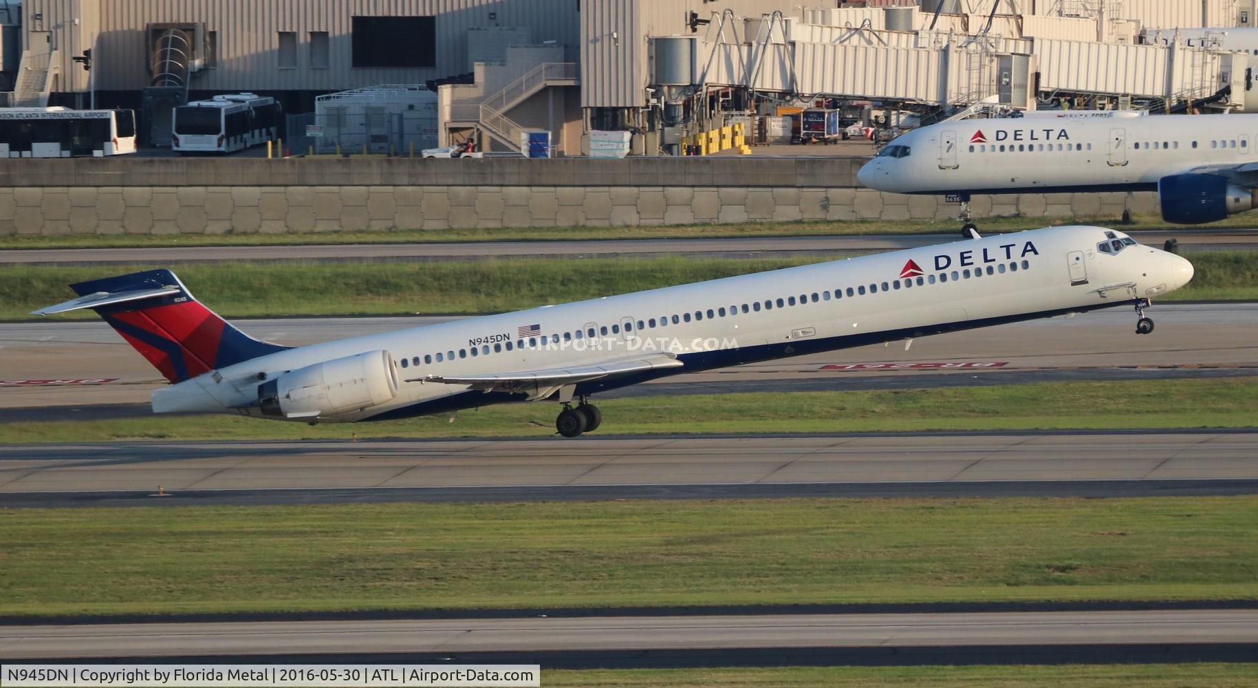 N945DN, 1998 McDonnell Douglas MD-90-30 C/N 53359, Delta