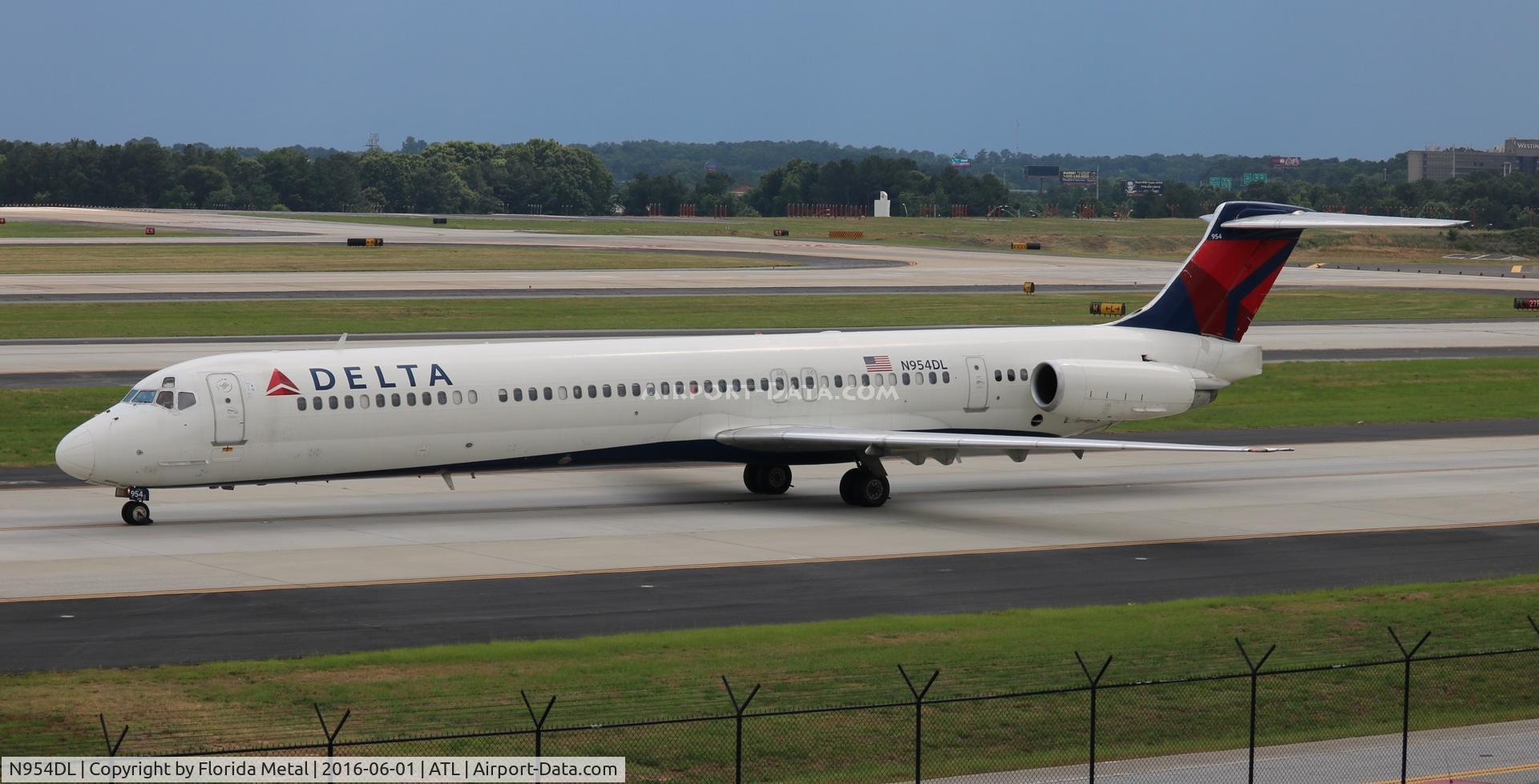 N954DL, 1990 McDonnell Douglas MD-88 C/N 49885, Delta