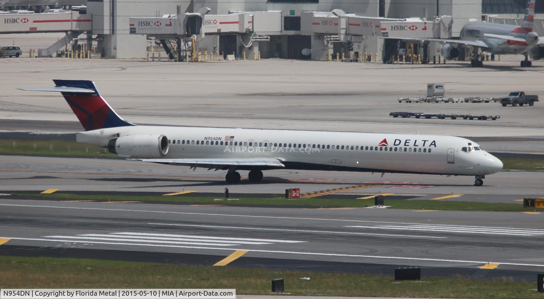 N954DN, 1999 McDonnell Douglas MD-90-30 C/N 53524, Delta