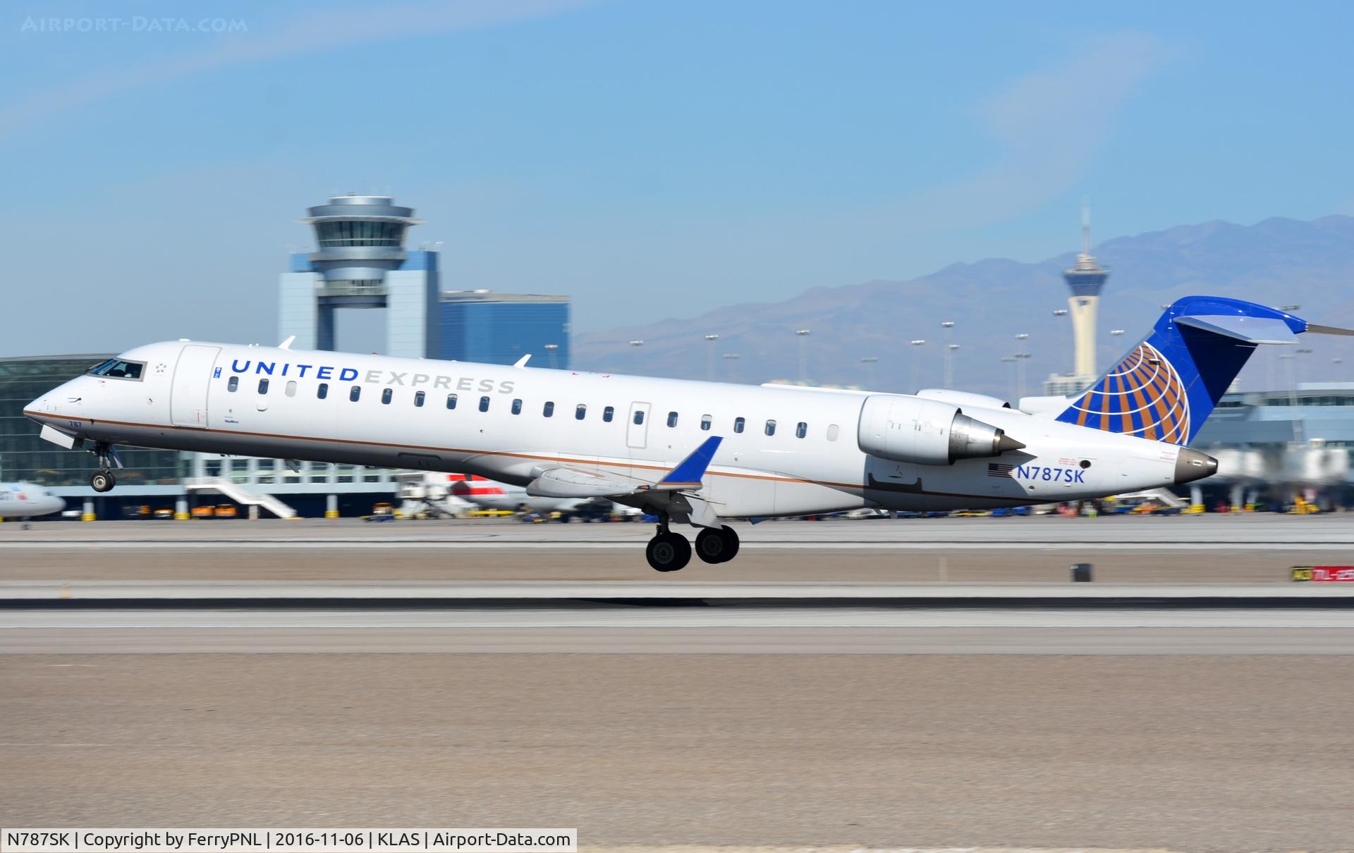 N787SK, 2009 Bombardier CRJ-700 (CL-600-2C10) Regional Jet C/N 10288, United Express CL700 landing