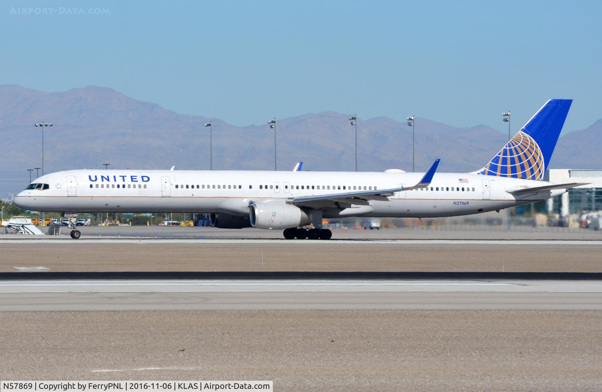 N57869, 2002 Boeing 757-33N C/N 32593, Unieted B753 departing