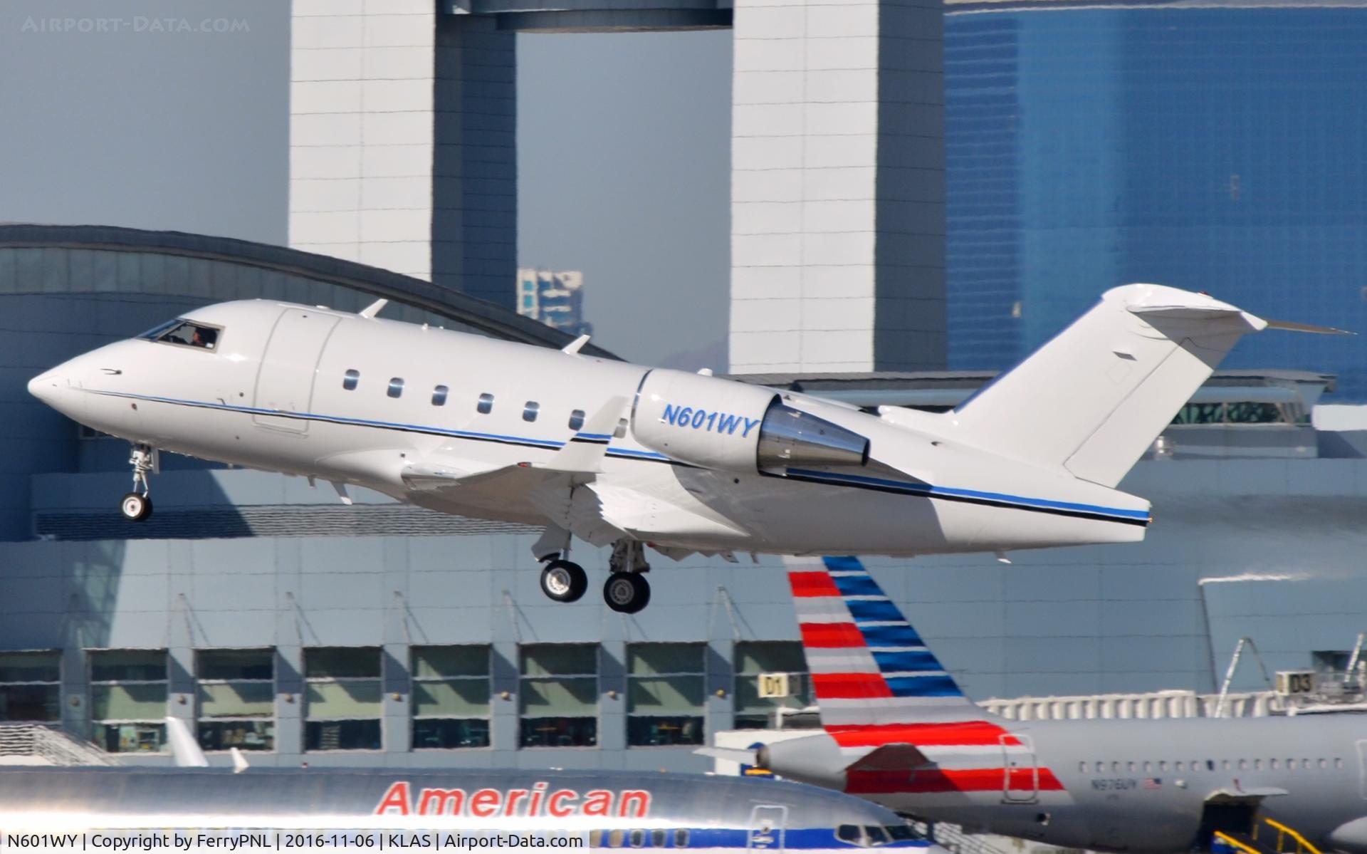 N601WY, 1992 Bombardier Challenger 601-3A (CL-600-2B16) C/N 5117, CL601 taking-off