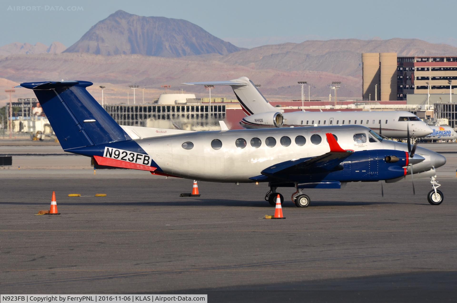 N923FB, 2002 Beech B300 350 King Air C/N FL-347, Beech 350 taxying out for departure.