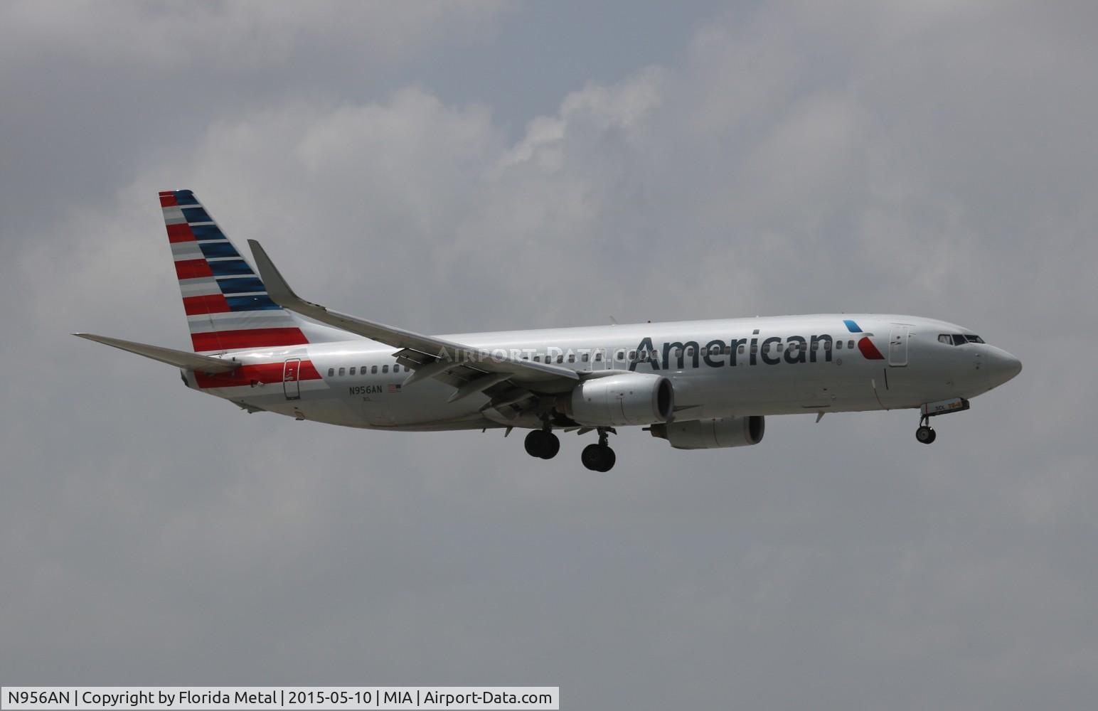 N956AN, 2001 Boeing 737-823 C/N 30090, American