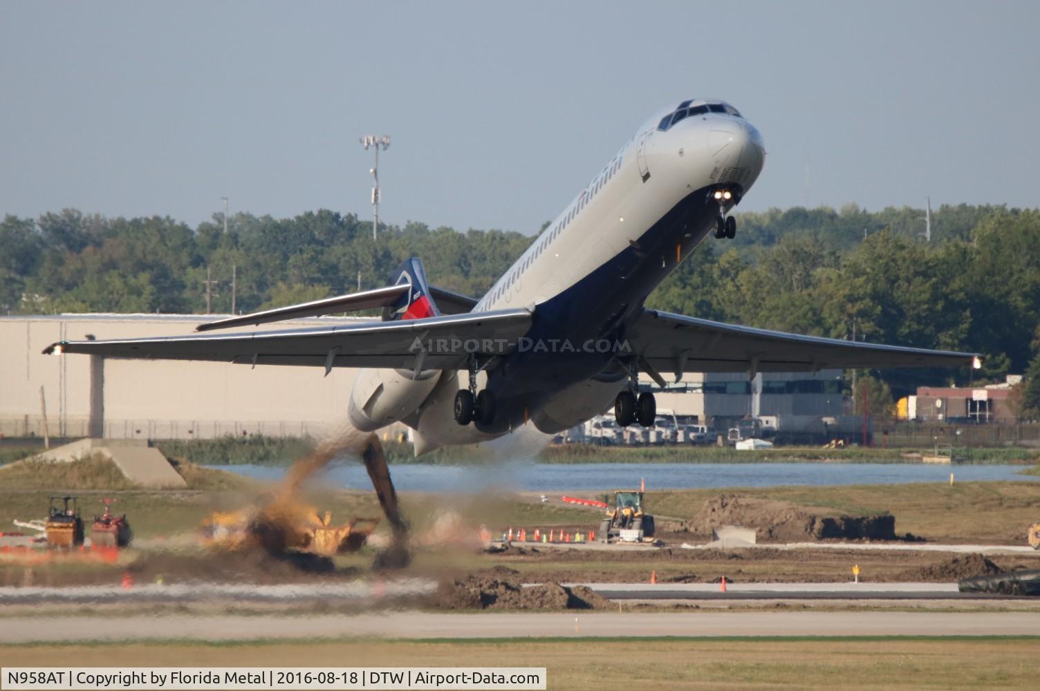 N958AT, 2001 Boeing 717-200 C/N 55020, Delta