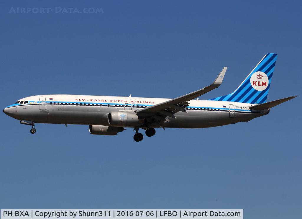 PH-BXA, 1998 Boeing 737-8K2 C/N 29131, Landing rwy 32L in retro c/s