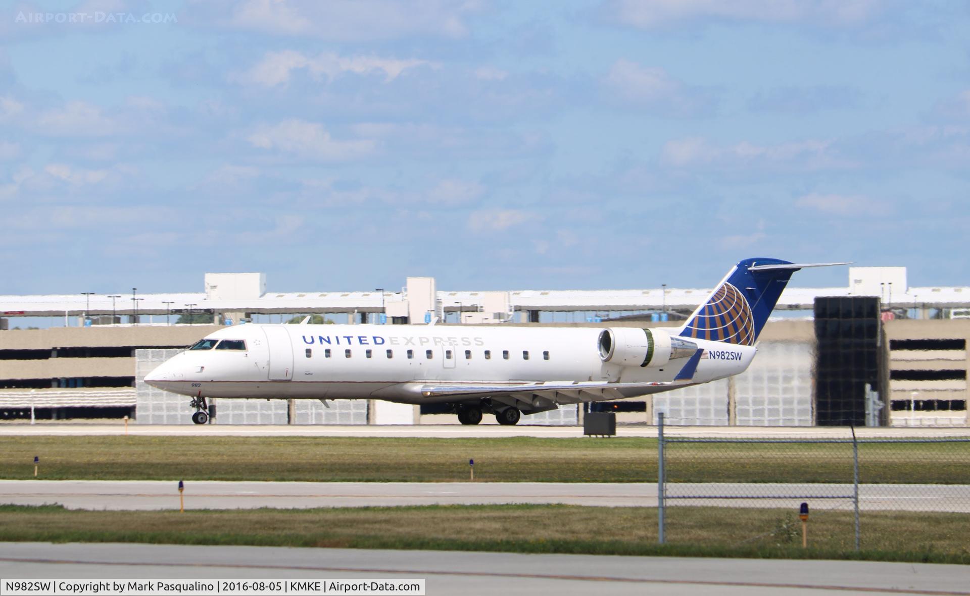 N982SW, 2004 Bombardier CRJ-200 (CL-600-2B19) C/N 7956, CL-600-2B19