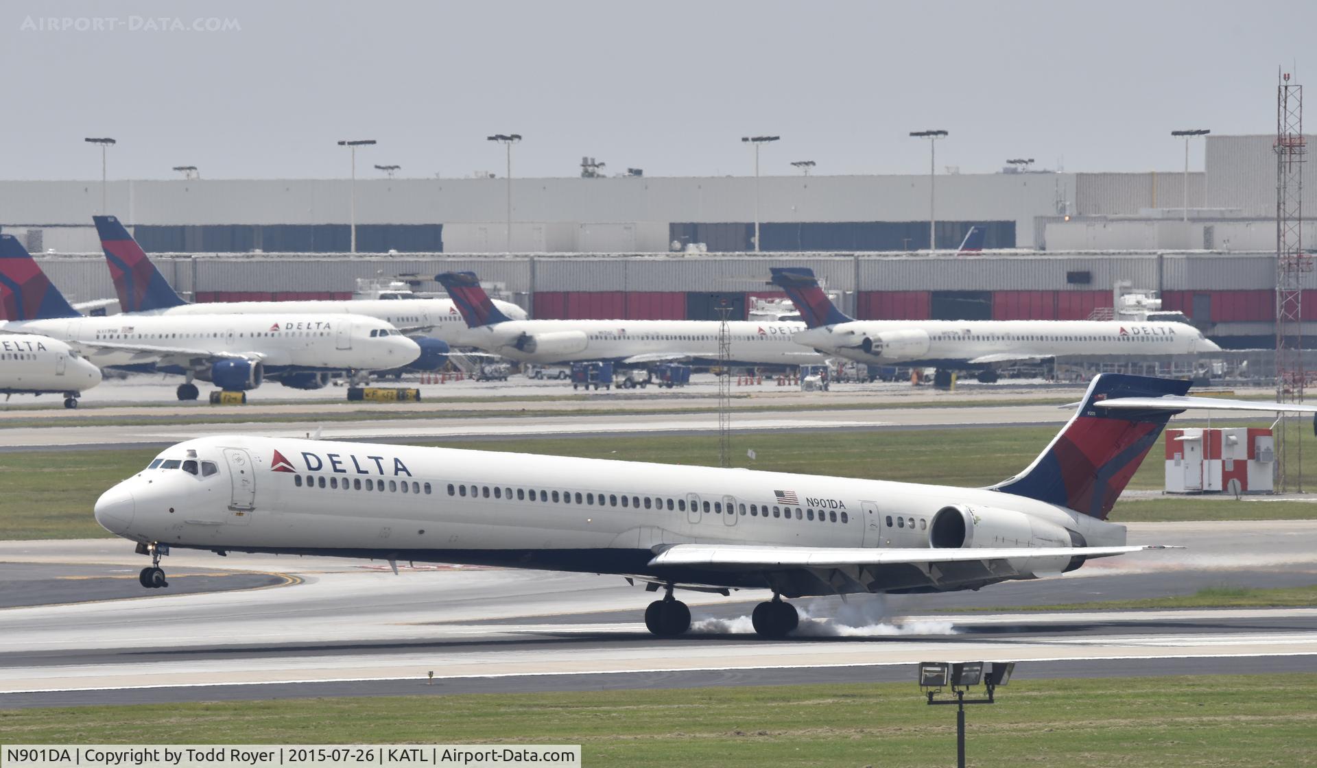 N901DA, 1995 McDonnell Douglas MD-90-30 C/N 53381, Arriving at Atlanta