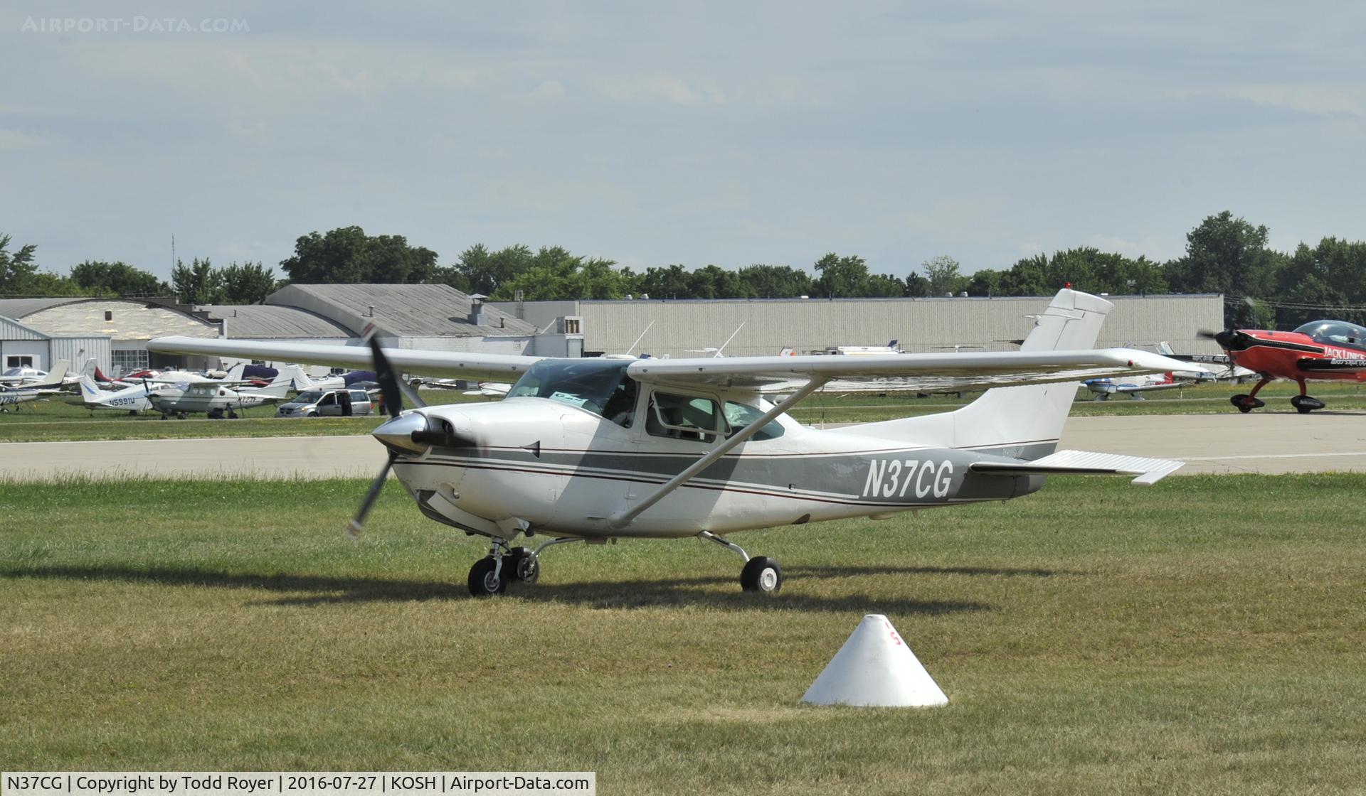 N37CG, Cessna R182 Skylane RG C/N R18201345, Airventure 2016