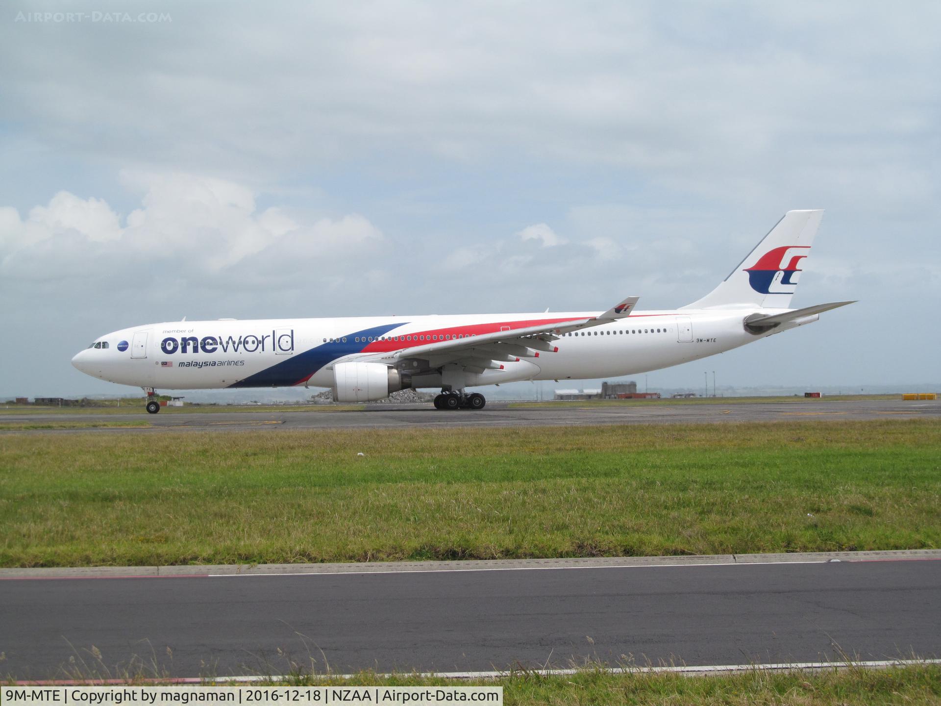 9M-MTE, Airbus A330-323X C/N 1243, leaving AKL - one world c/s