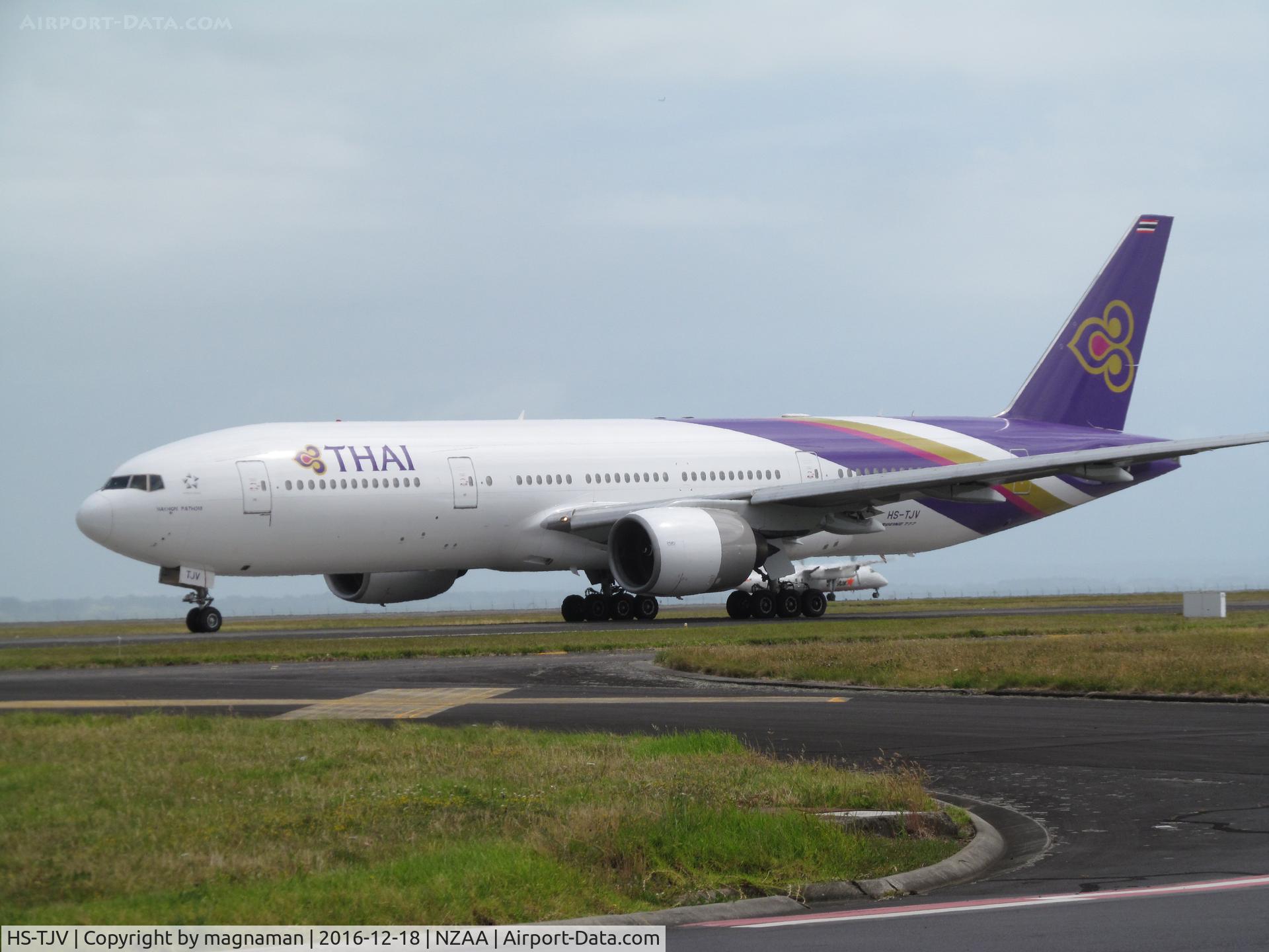 HS-TJV, 2007 Boeing 777-2D7/ER C/N 34590/665, leaving AKL