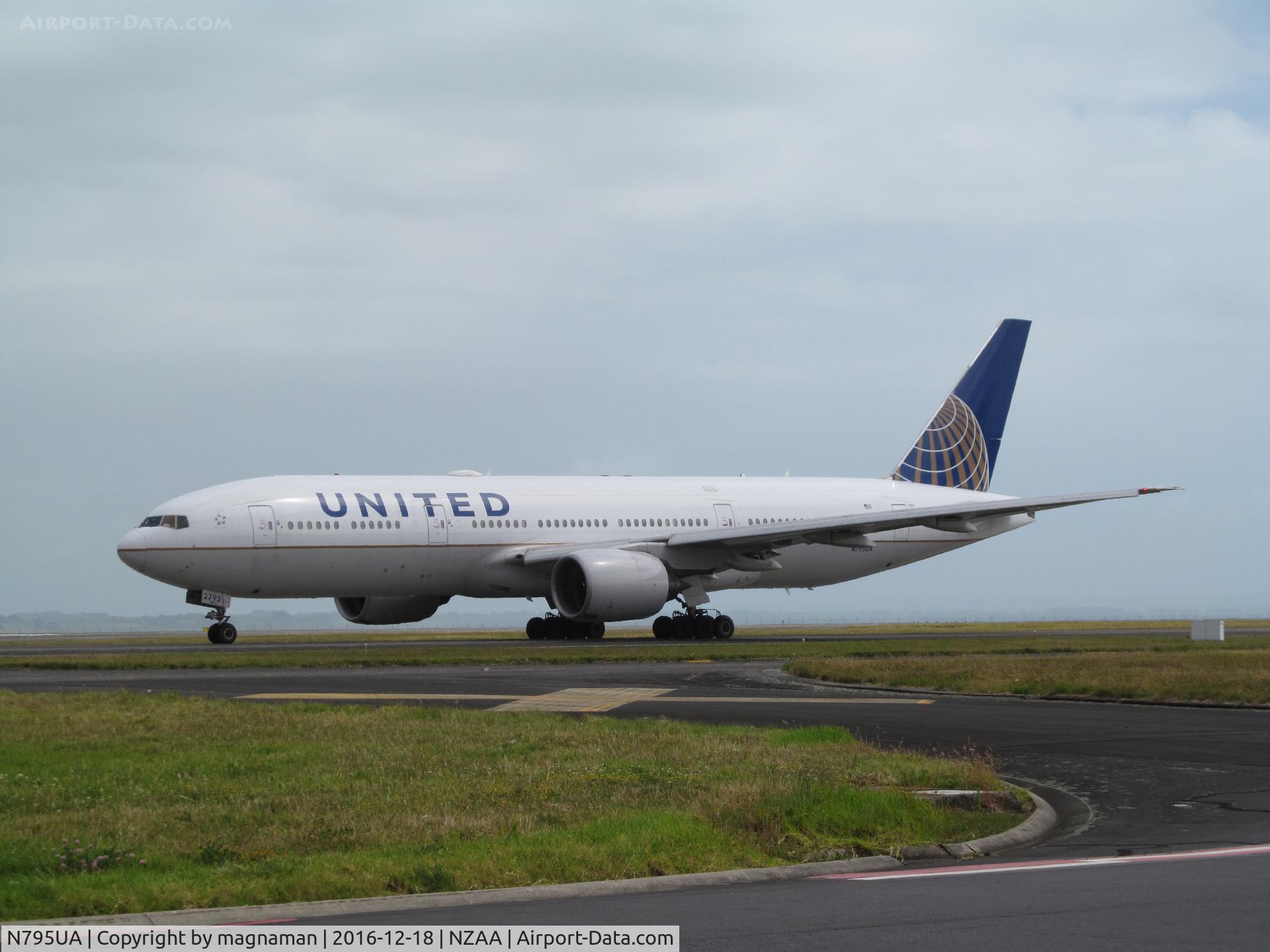 N795UA, 1997 Boeing 777-222 C/N 26927, my first photo of united at NZAA