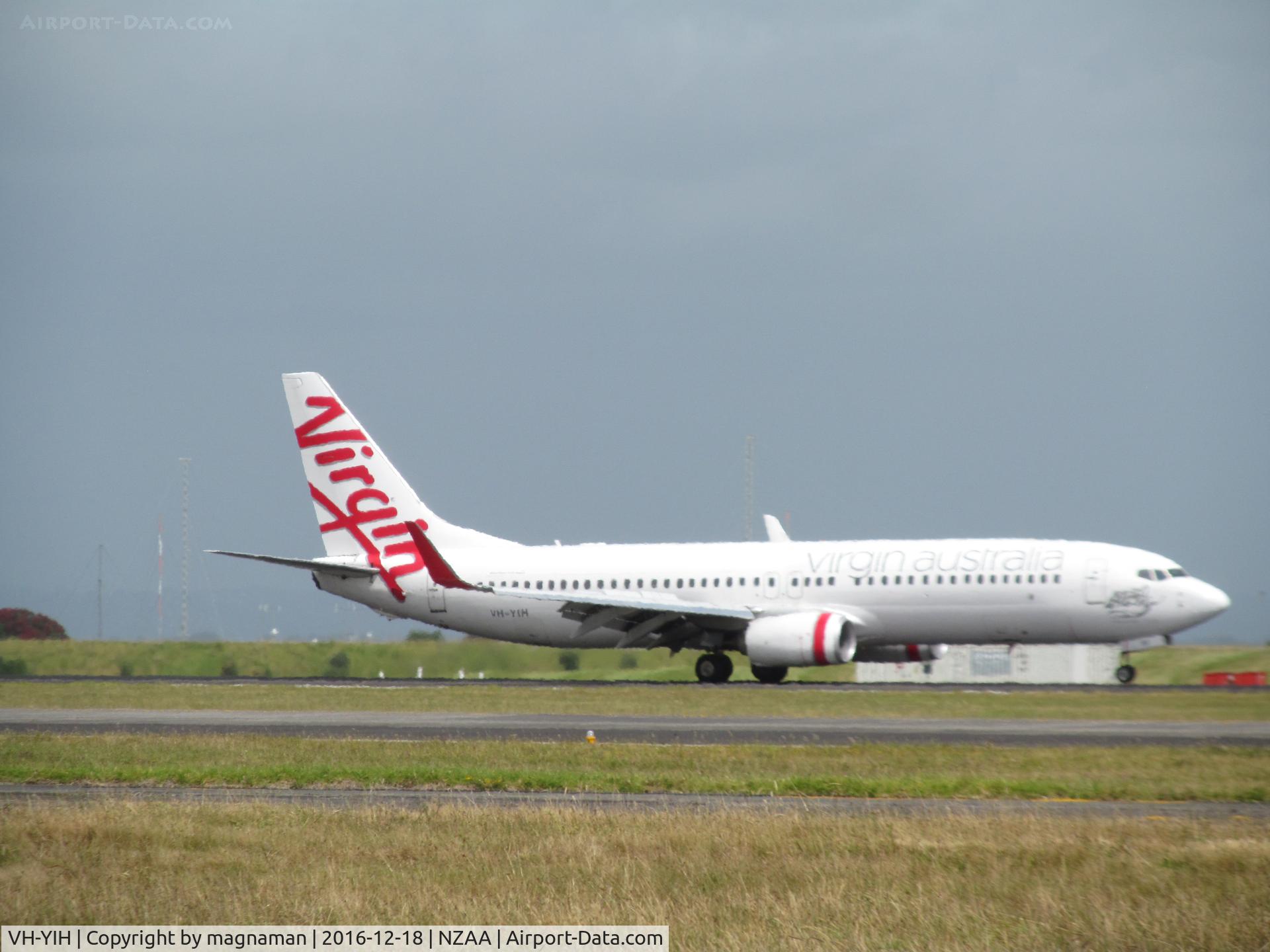 VH-YIH, 2012 Boeing 737-8FE C/N 38712, landing long shot in heat
