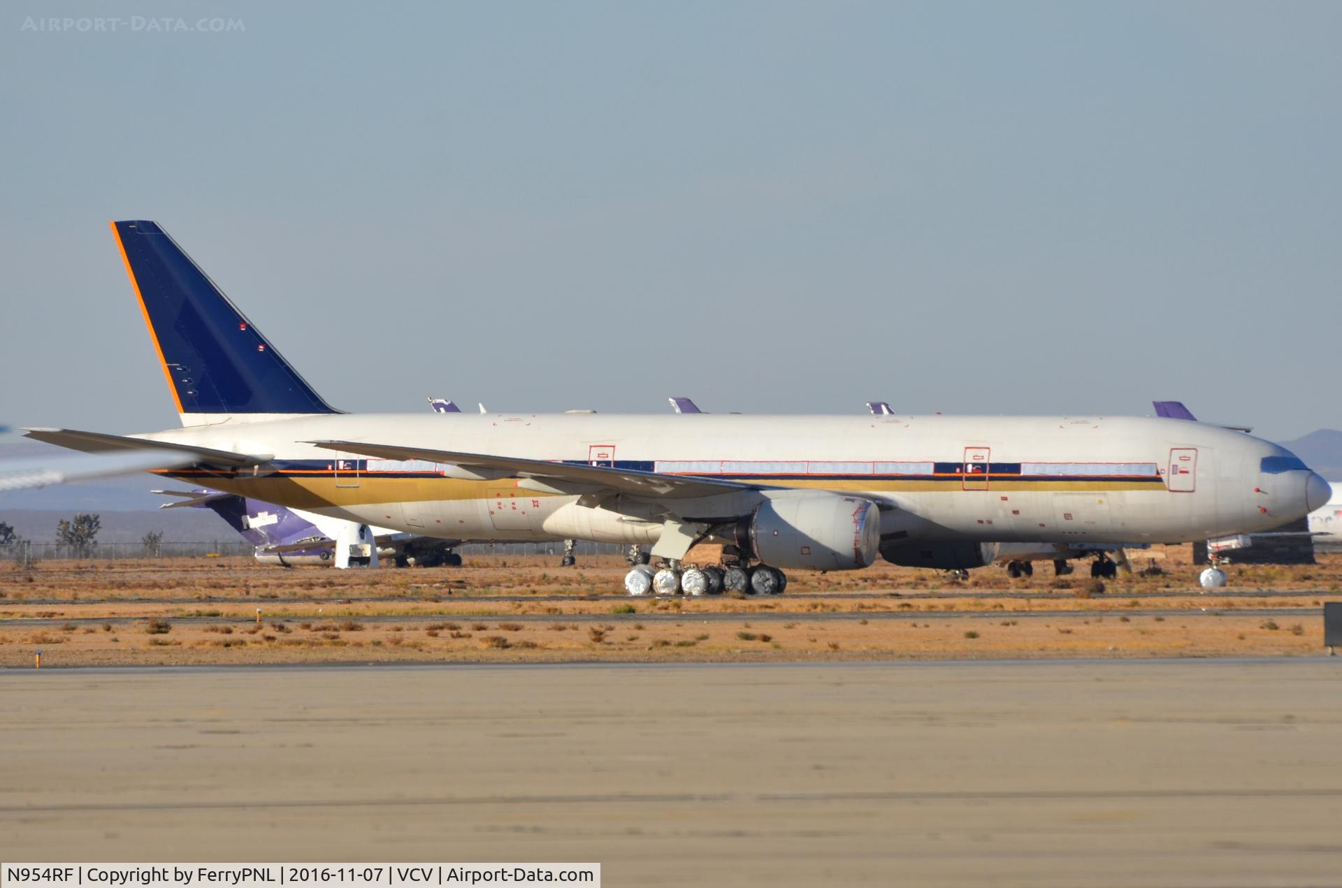 N954RF, 2004 Boeing 777-212/ER C/N 28533, Ex Singapore B777-212 waiting for a new operator.
