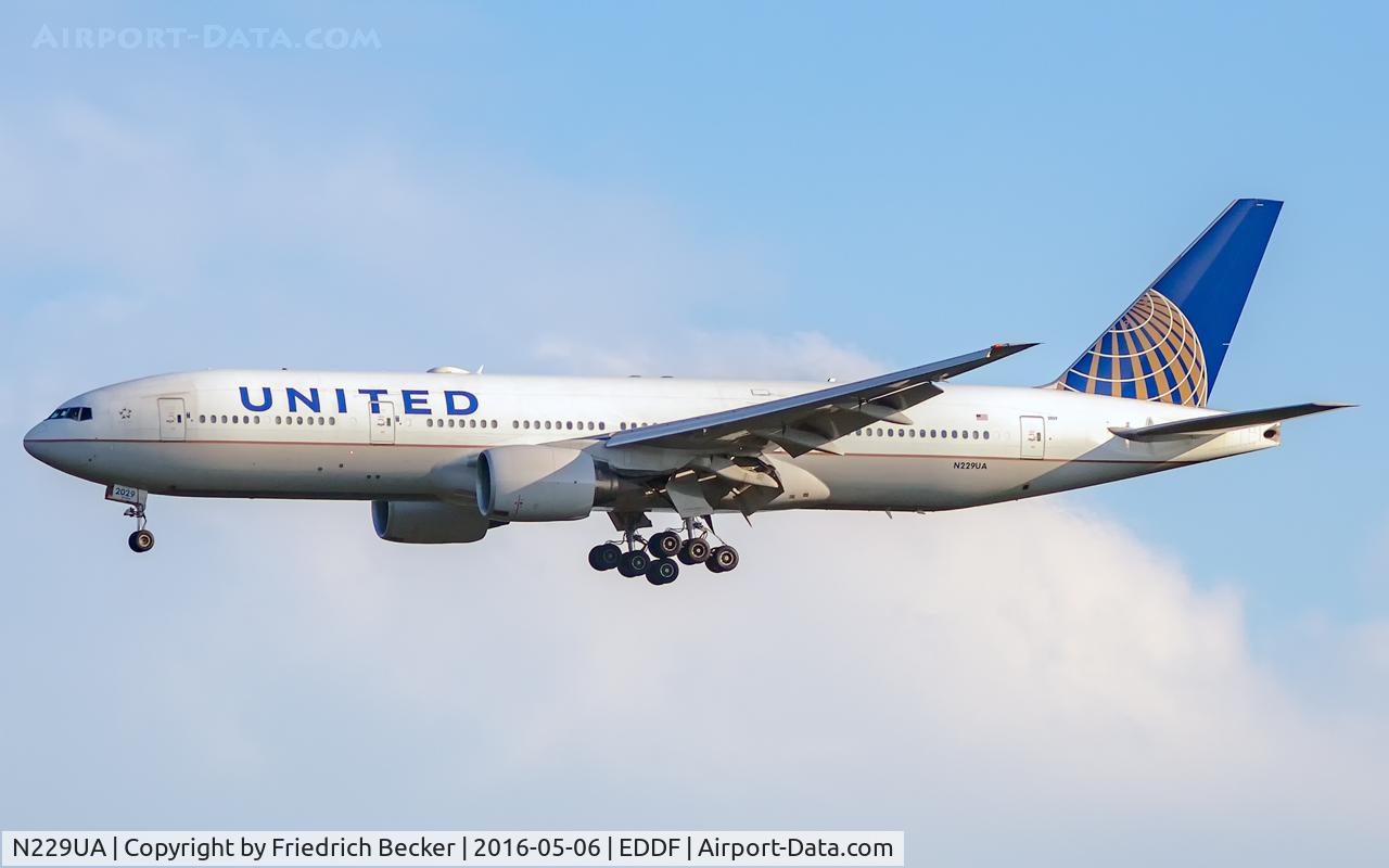 N229UA, 2002 Boeing 777-222 C/N 30557, on final RW07C
