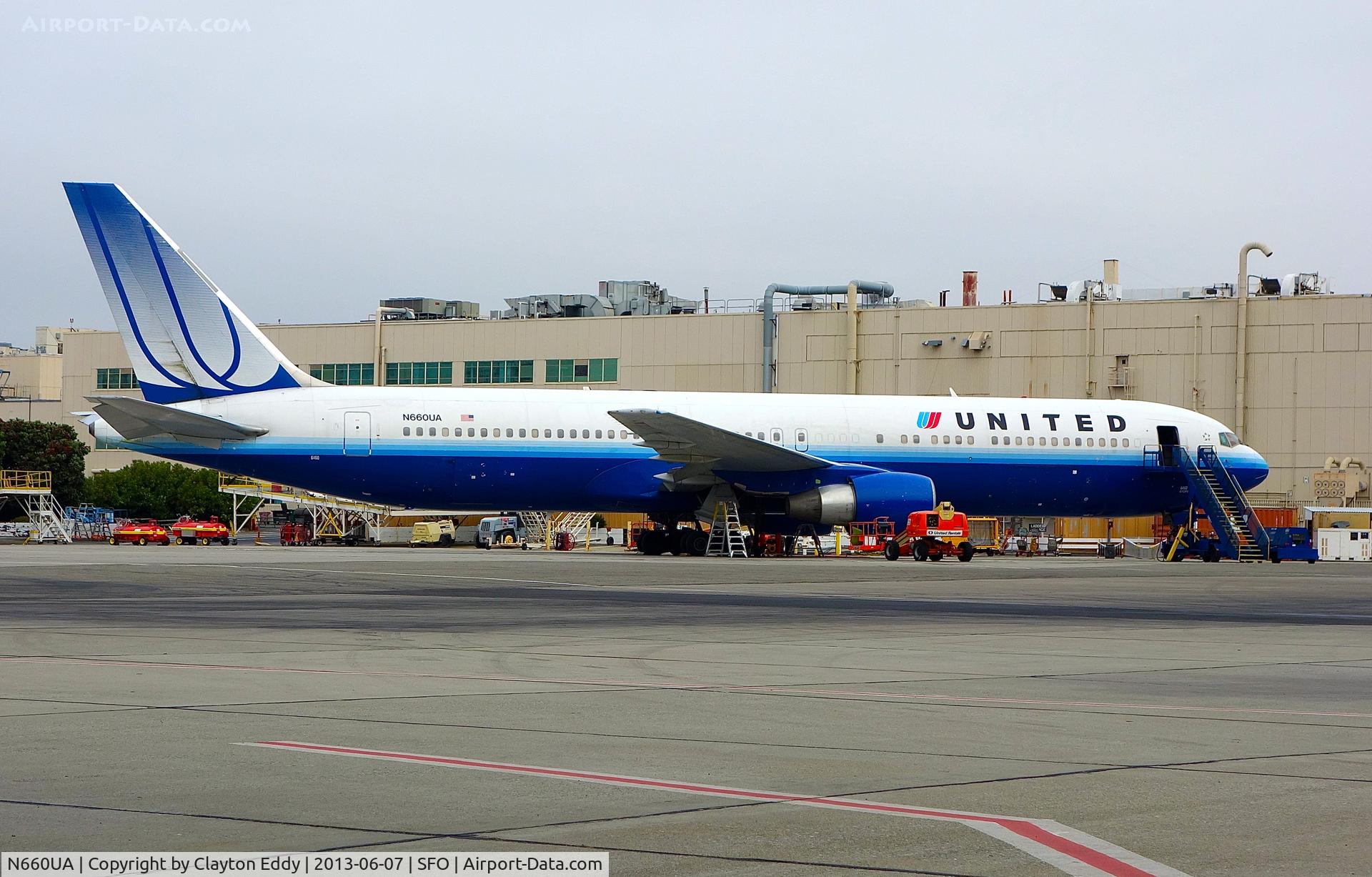 N660UA, 1993 Boeing 767-322/ER C/N 27115, SFO 2013