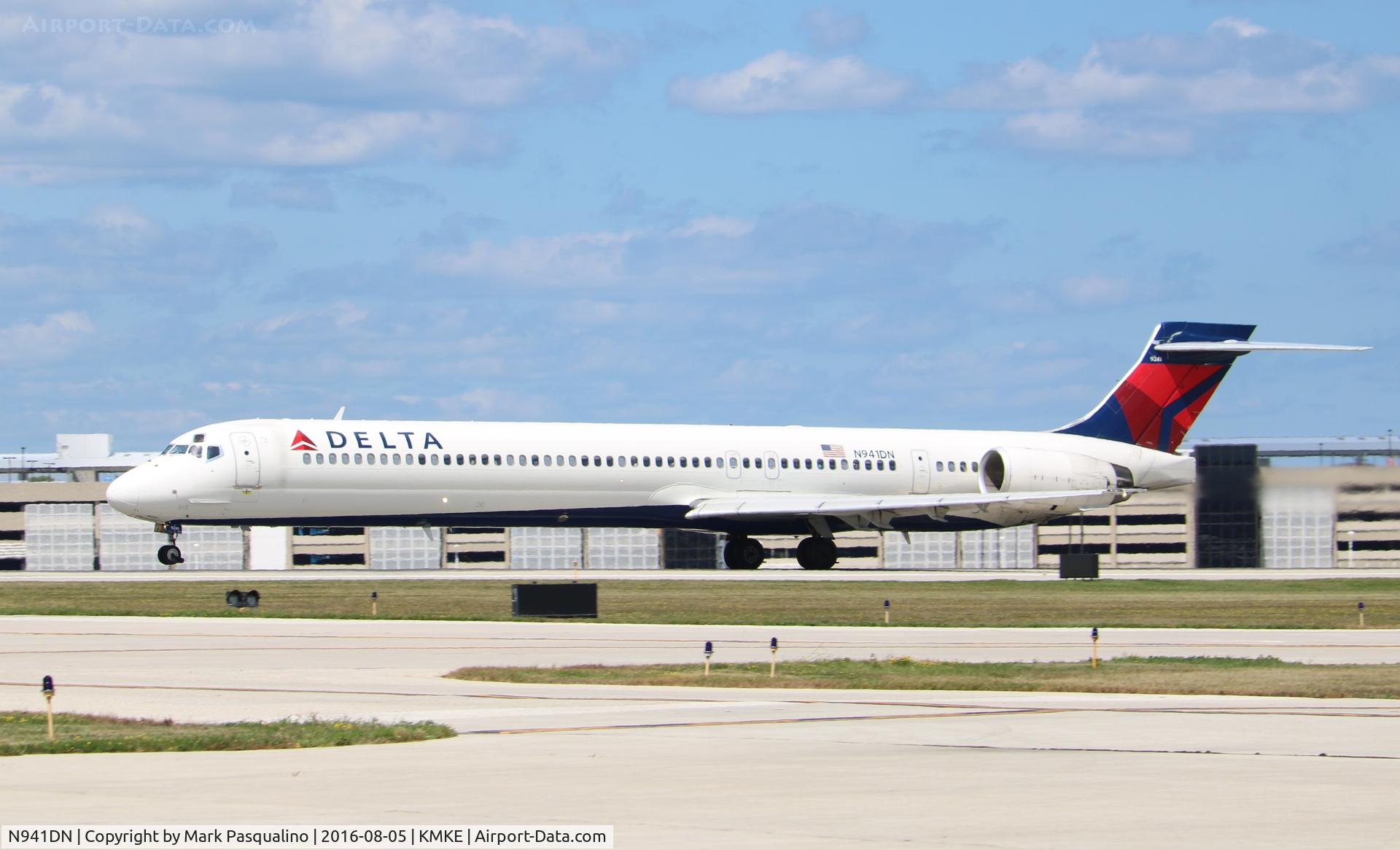 N941DN, 1997 McDonnell Douglas MD-90-30 C/N 53555, MD-90-30