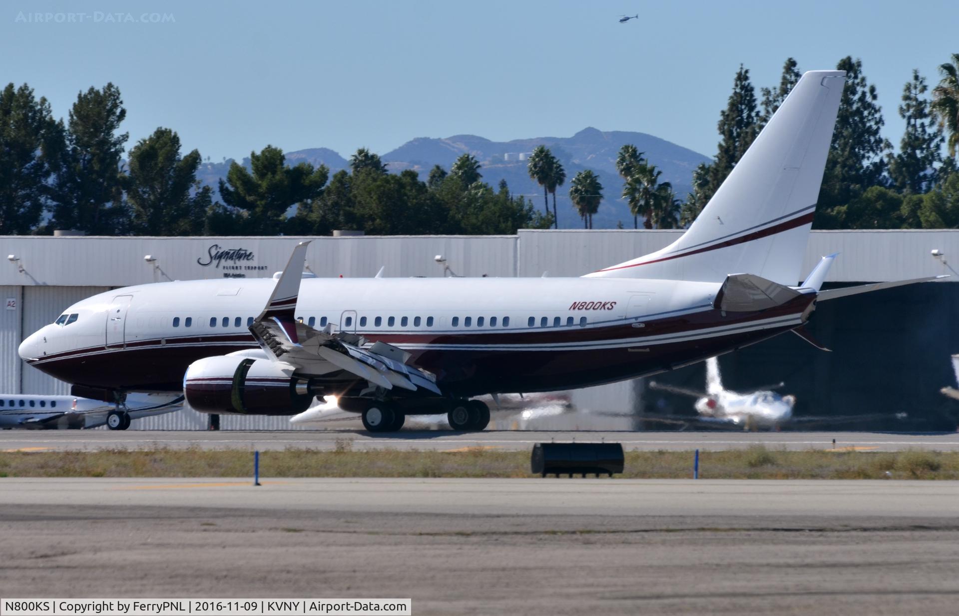 N800KS, 2000 Boeing 737-7BC C/N 30782, BBJ reversing on arrival in VNY