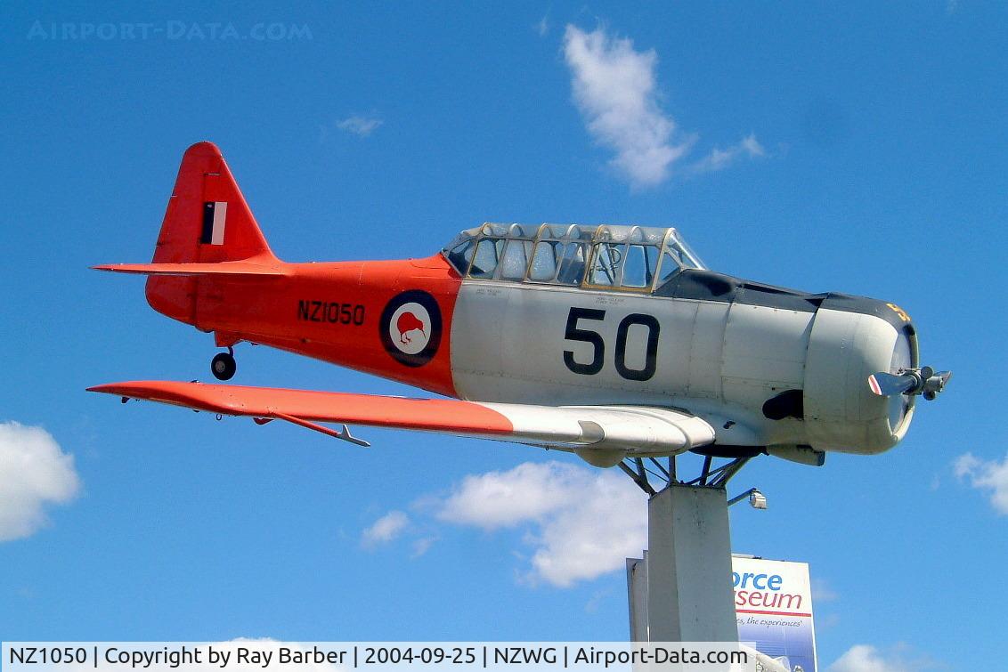 NZ1050, 1943 North American AT-6C Harvard IIA C/N 88-13907, North American AT-6C Harvard IIa [88-13907] (Ex Royal New Zealand Air Force) Wigram~ZK 25/09/2004