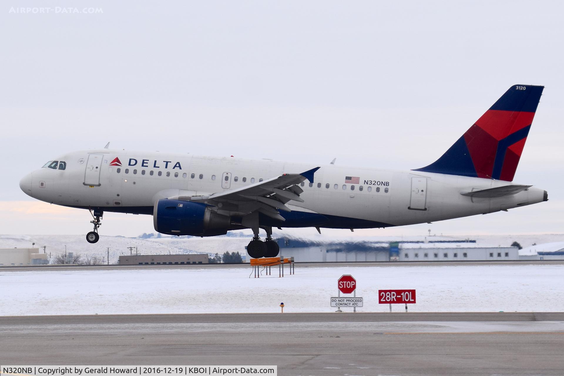 N320NB, 2000 Airbus A319-114 C/N 1392, Landing RWY 10L.