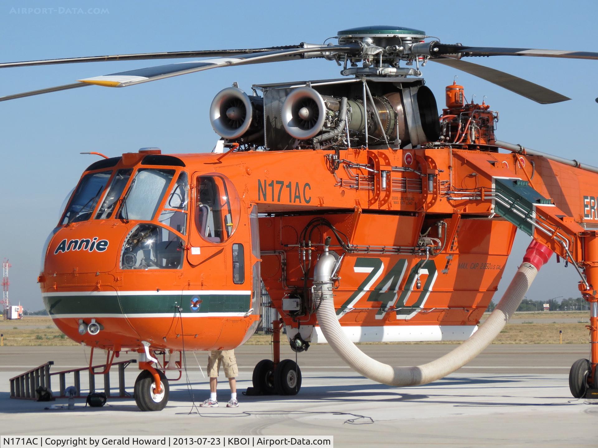 N171AC, Erickson S64F C/N 64090, Getting ready for the day's flight.