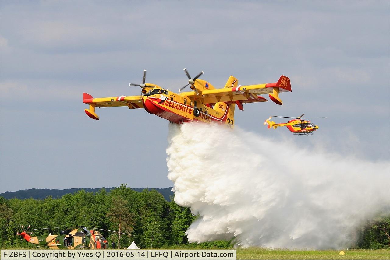 F-ZBFS, Canadair CL-215-6B11 CL-415 C/N 2001, Canadair CL-415, fire extinguishing exercise, La Ferté-Alais airfield (LFFQ) Air show 2016