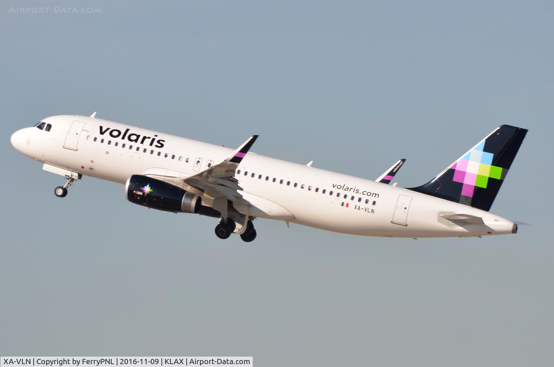 XA-VLN, 2016 Airbus A320-233 C/N 6948, Volaris A320 departing
