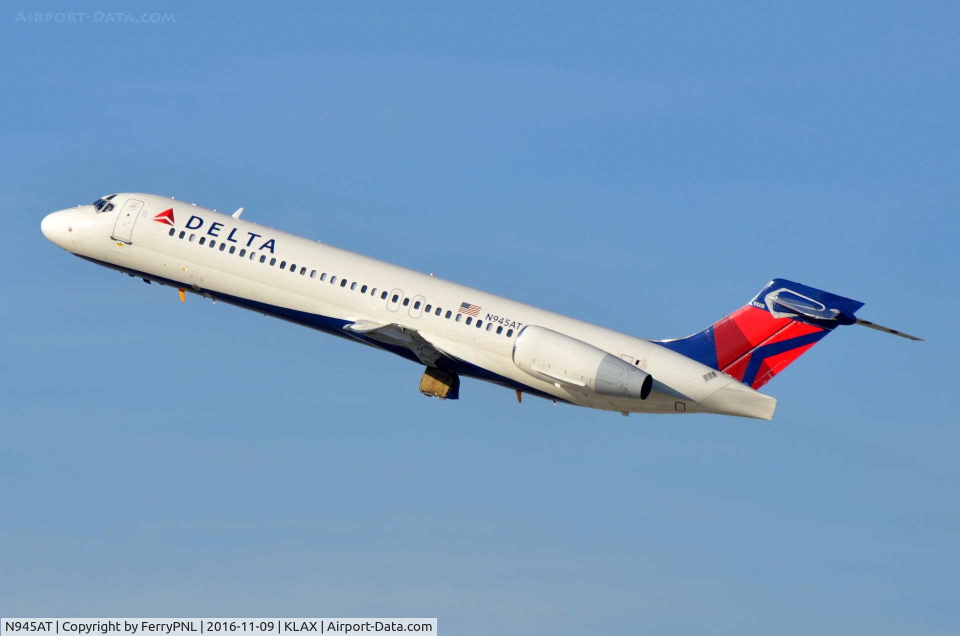 N945AT, 1999 Boeing 717-200 C/N 55008, Delta B717 taking-off.