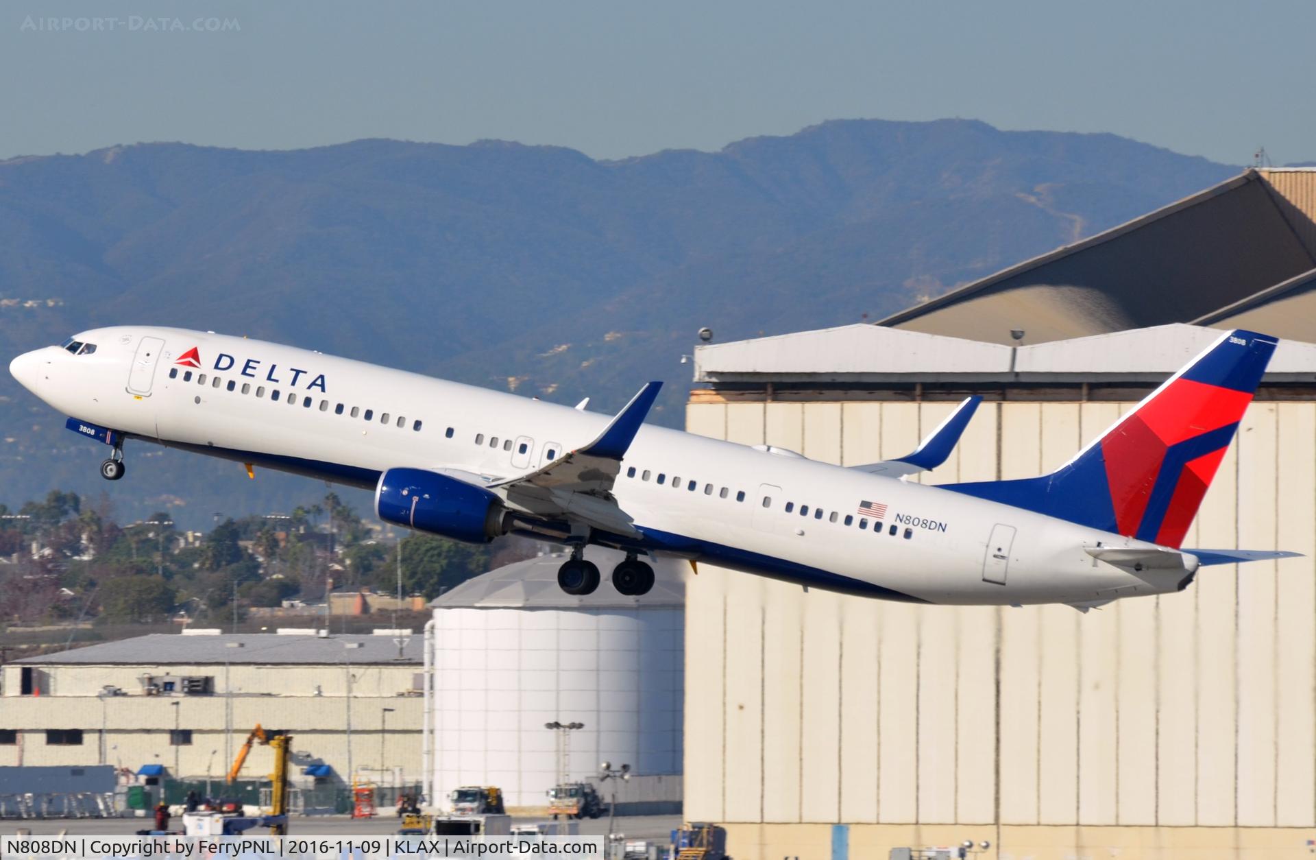 N808DN, 2013 Boeing 737-932/ER C/N 31920, Delta B739 taling-off.