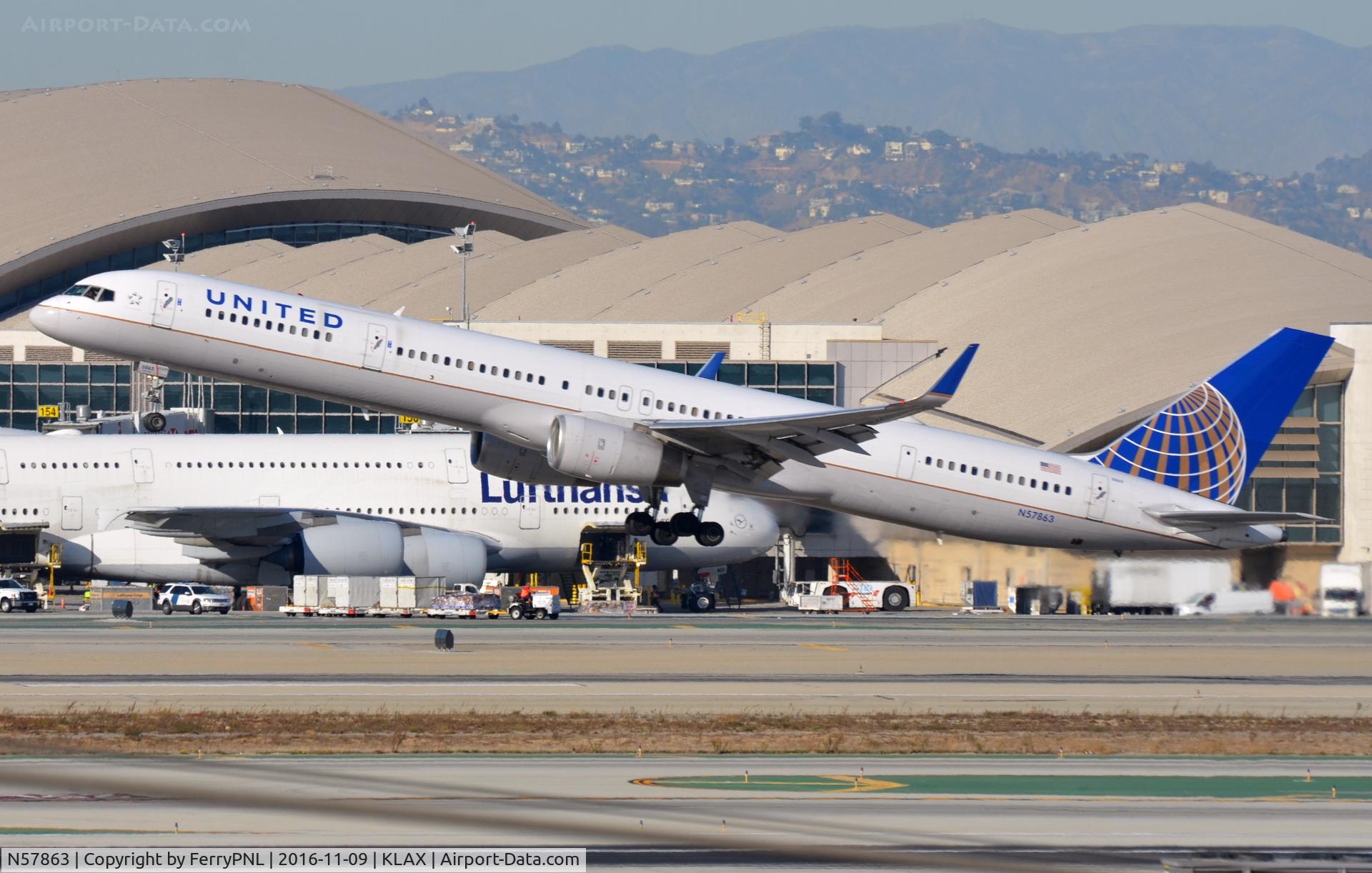 N57863, 2001 Boeing 757-33N C/N 32587, United B753 taking-off.
