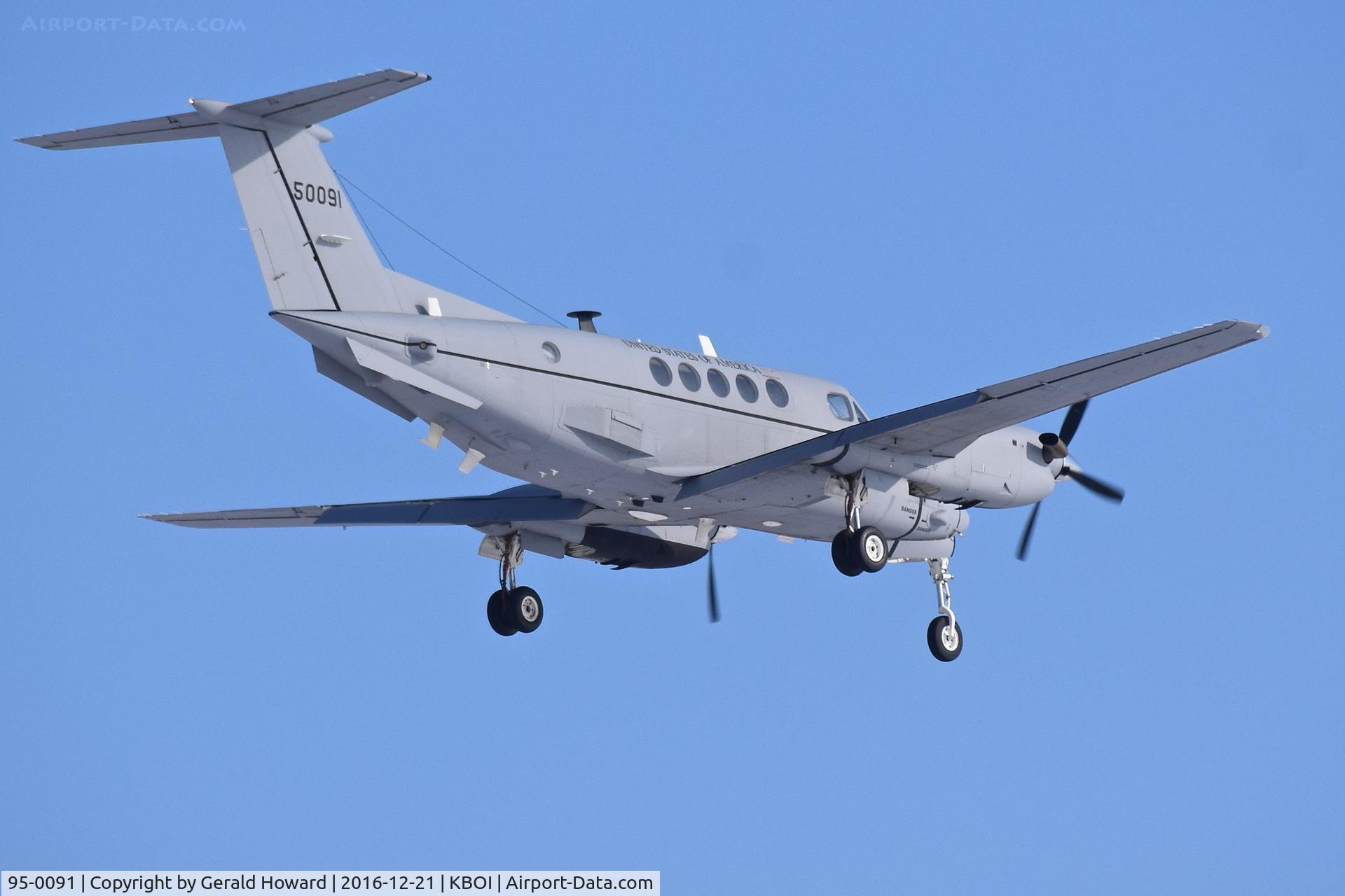 95-0091, 1995 Beechcraft C-12V Huron C/N BW-019, On final for RWY 10L.