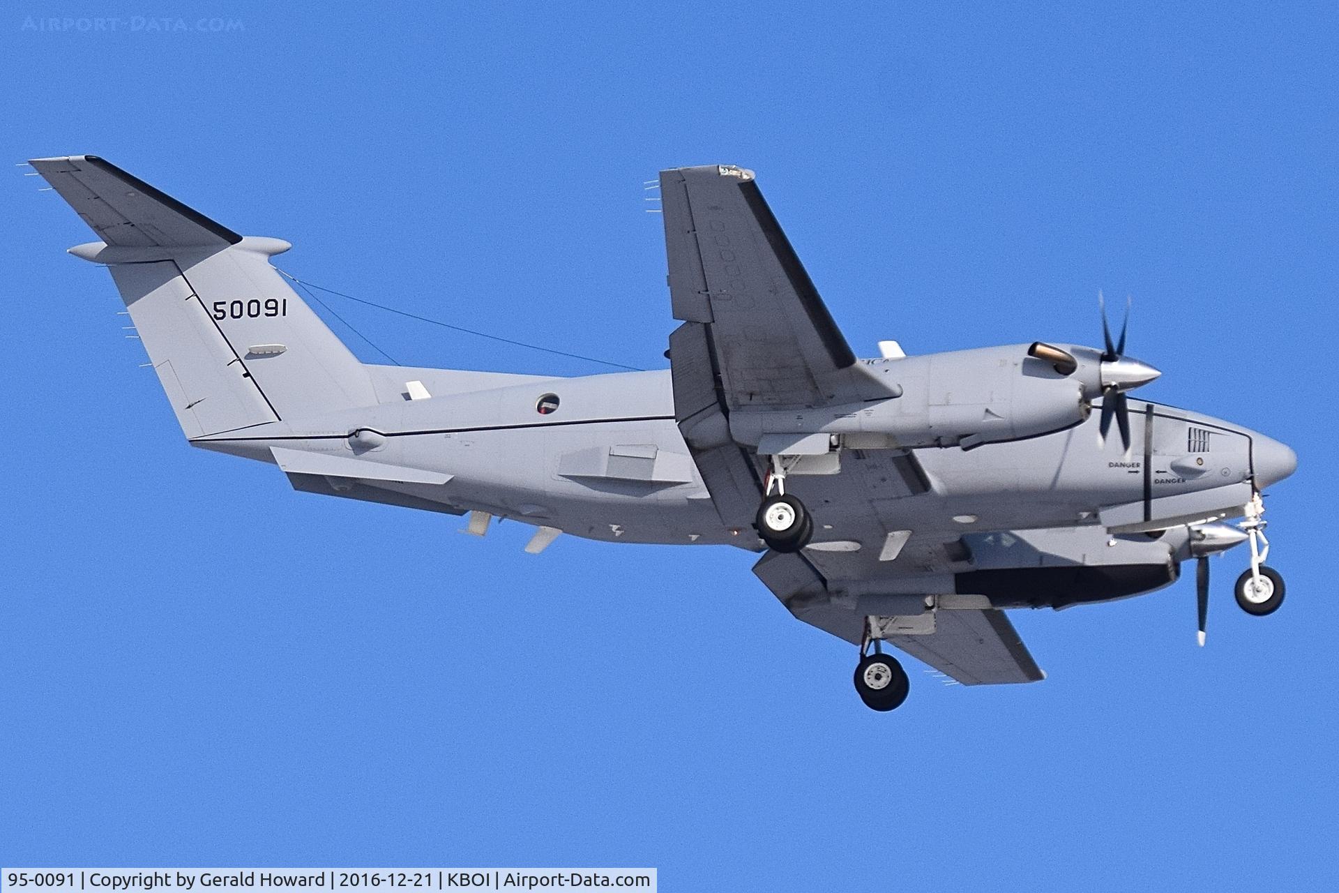 95-0091, 1995 Beechcraft C-12V Huron C/N BW-019, On final for RWY 10L.