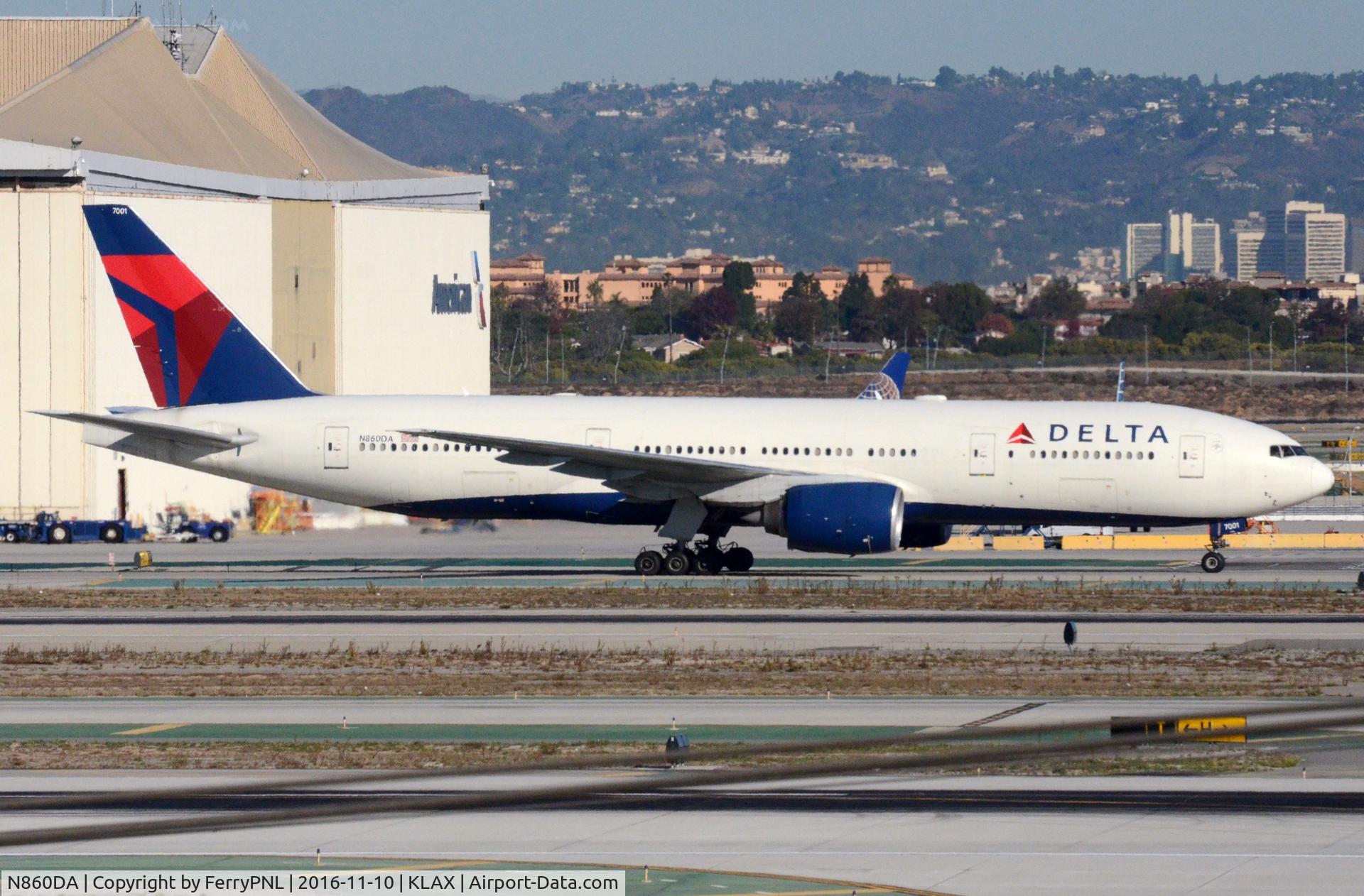 N860DA, 1999 Boeing 777-232 C/N 29951, Delta B772