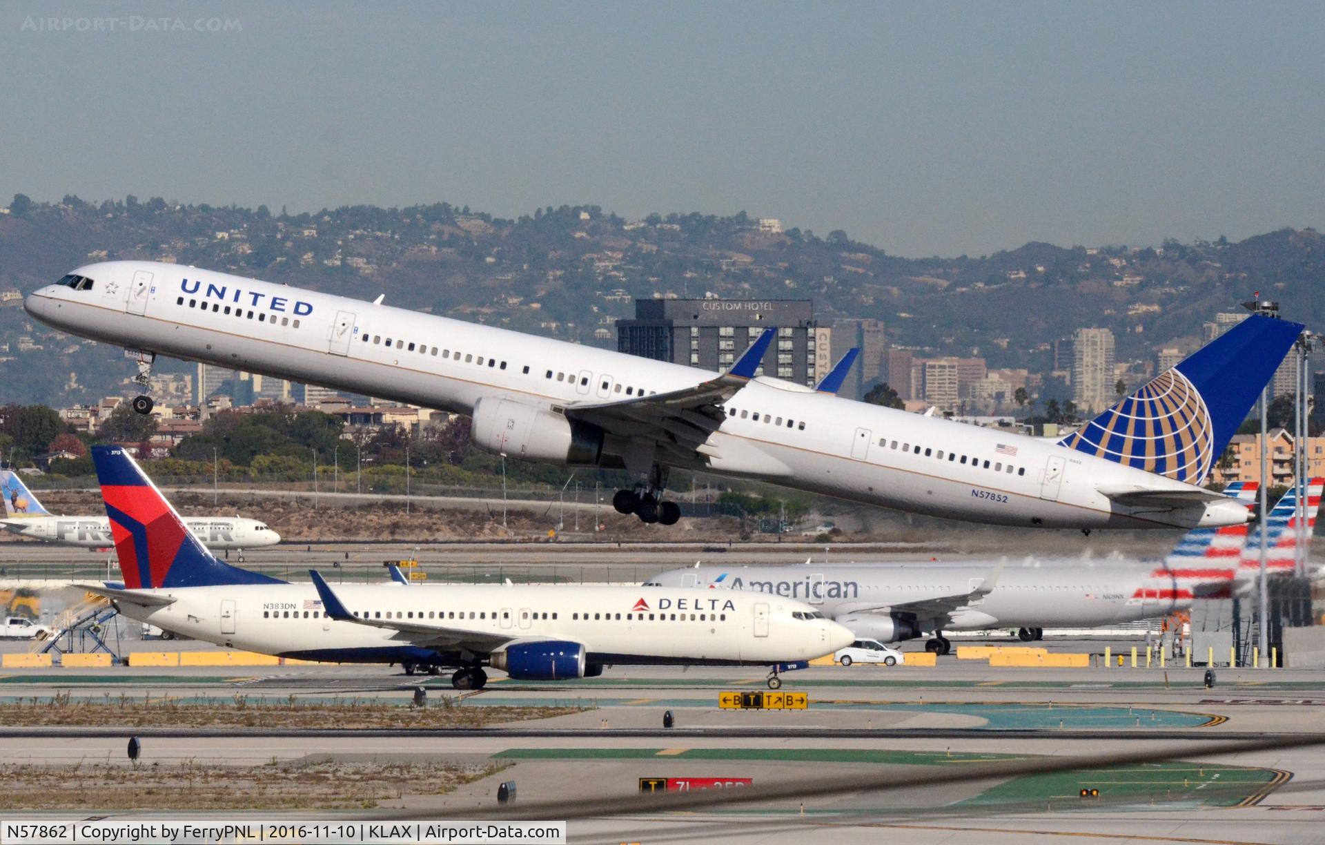 N57862, 2001 Boeing 757-33N C/N 32586, United B753 departing