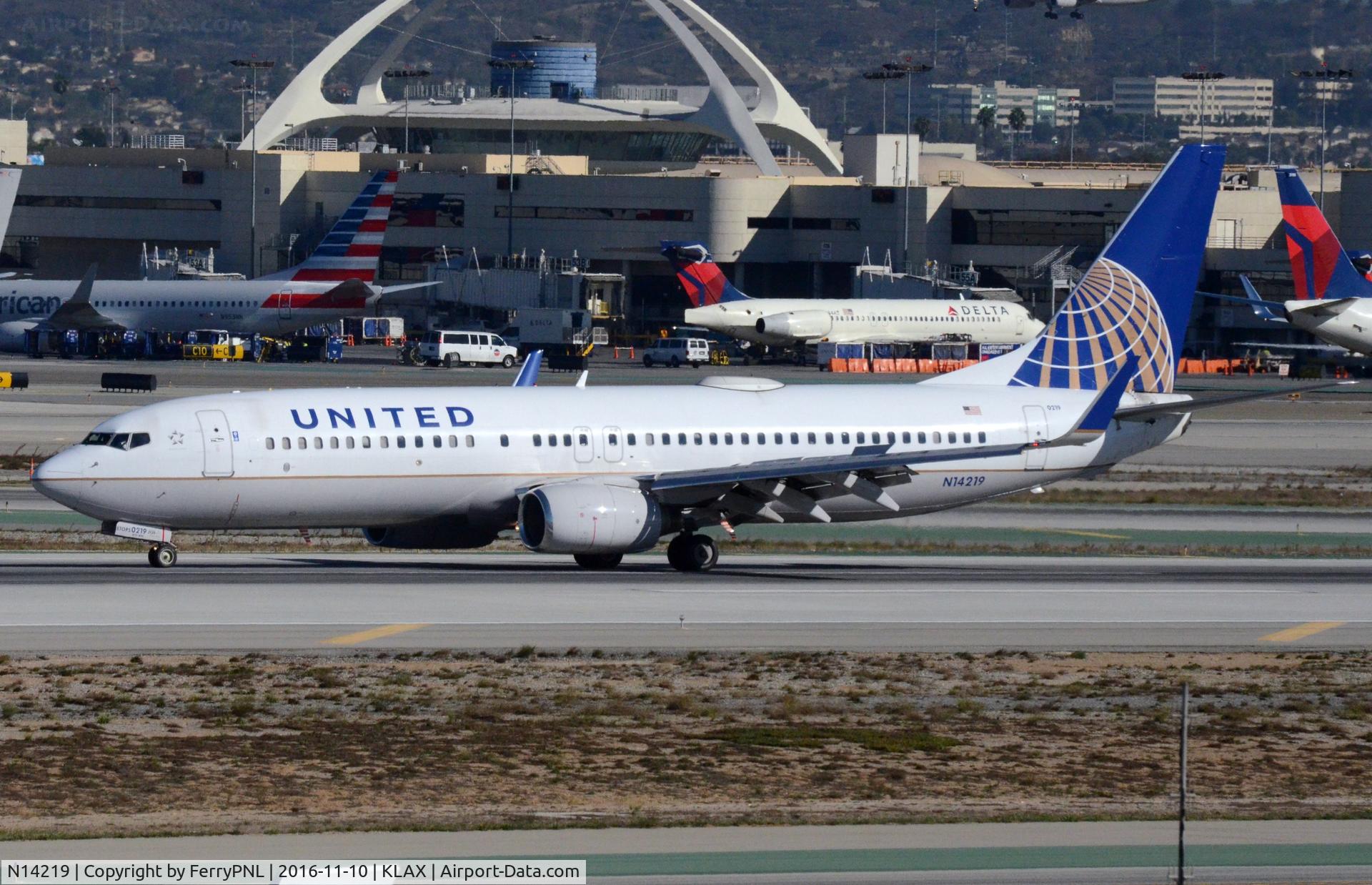 N14219, 1998 Boeing 737-824 C/N 28781, United B738 arrived.