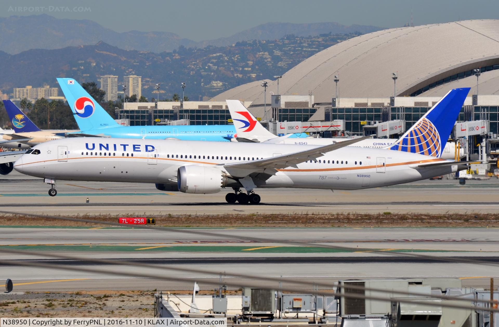 N38950, 2014 Boeing 787-9 Dreamliner Dreamliner C/N 36401, United B789 rotating