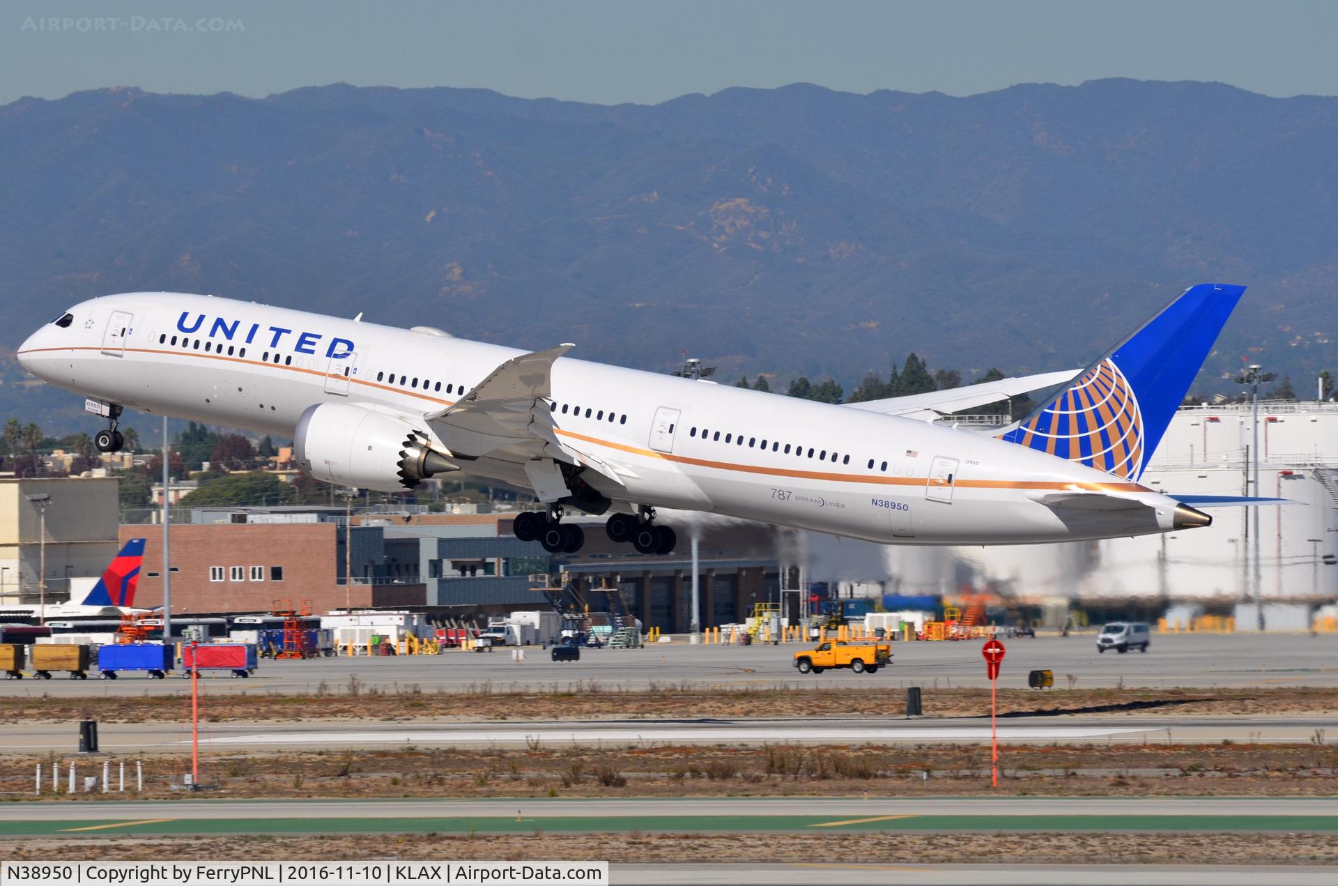 N38950, 2014 Boeing 787-9 Dreamliner Dreamliner C/N 36401, UA B789 Lift-off.