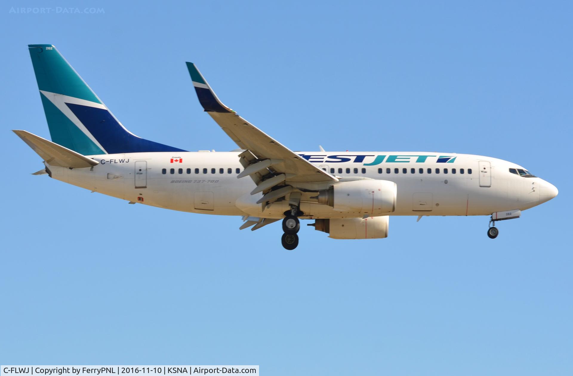 C-FLWJ, 2011 Boeing 737-7CT C/N 38096, Westjet arriving in SNA