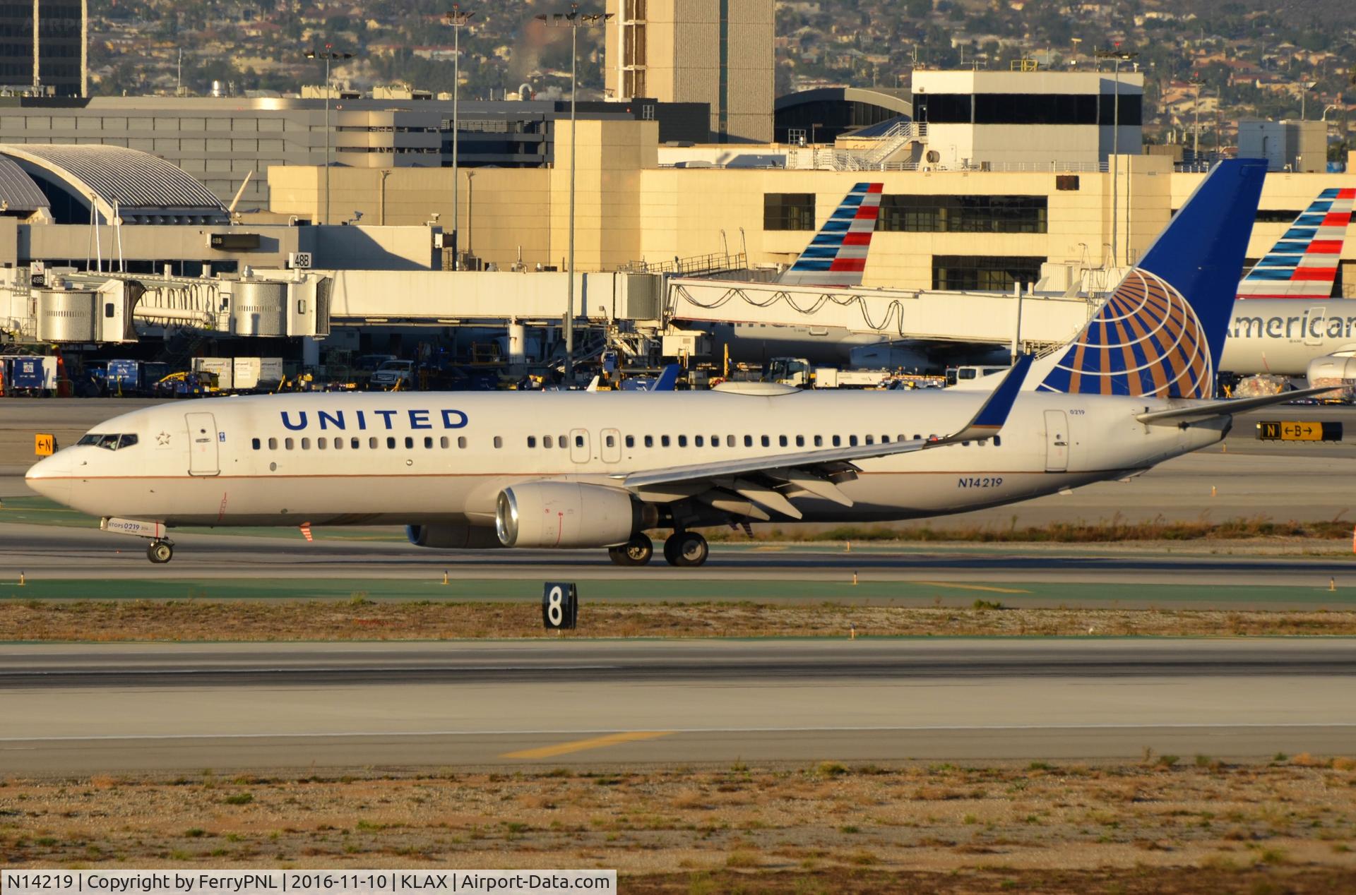 N14219, 1998 Boeing 737-824 C/N 28781, United B738