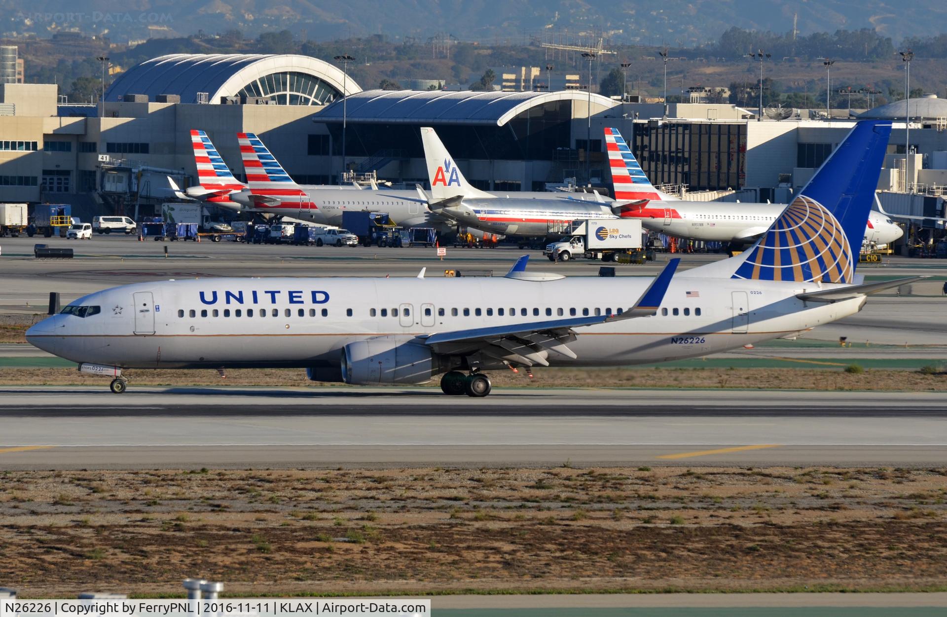 N26226, 1998 Boeing 737-824 C/N 28935, United B738 arrival.