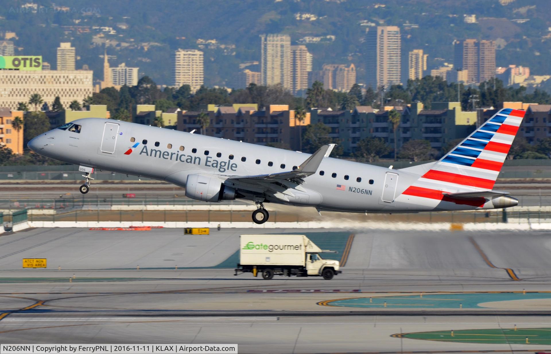 N206NN, 2015 Embraer 175LR (ERJ-170-200LR) C/N 17000489, American Eagle lift-off.