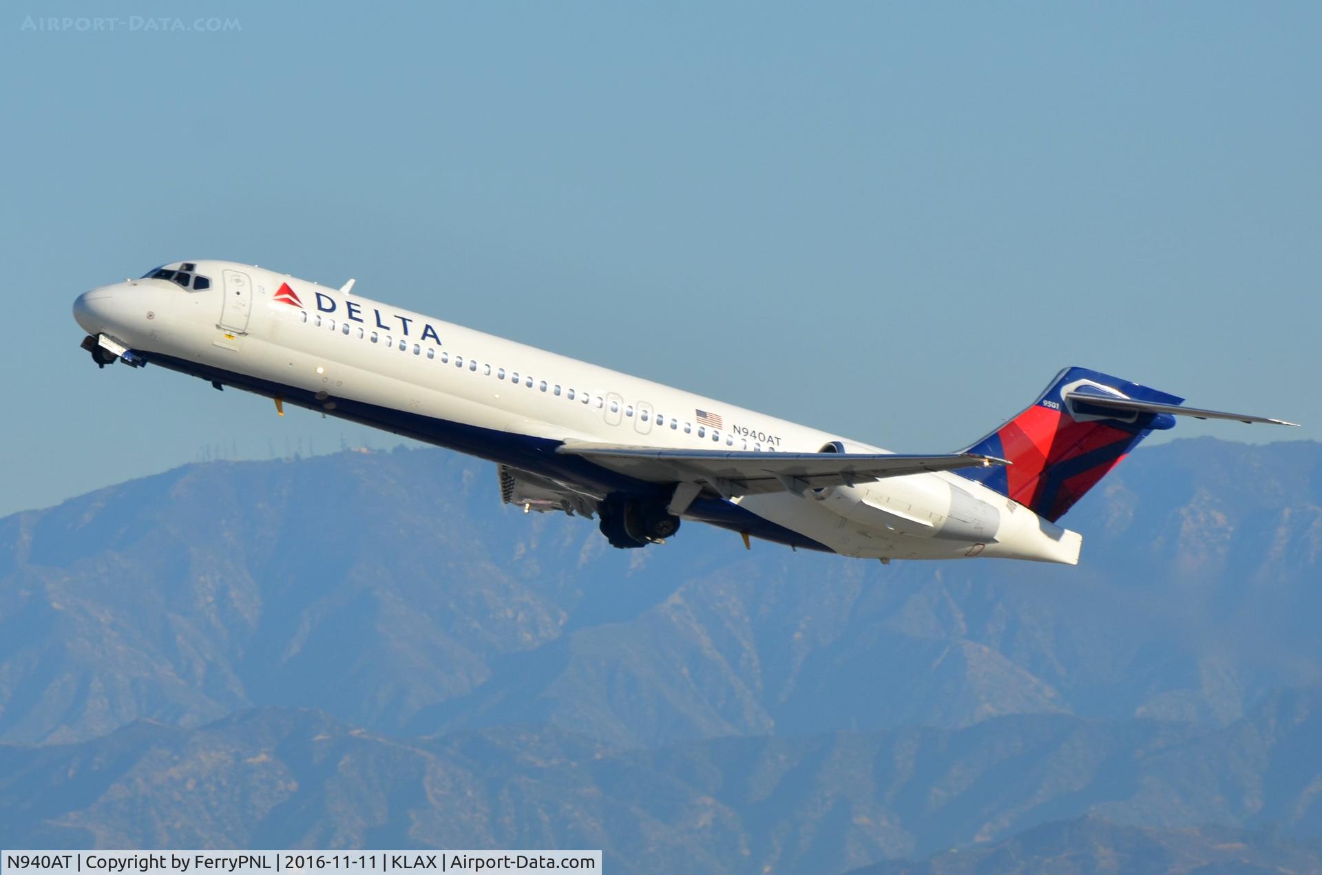N940AT, 1999 Boeing 717-2BD C/N 55004, Delta B717 taking-off from LAX