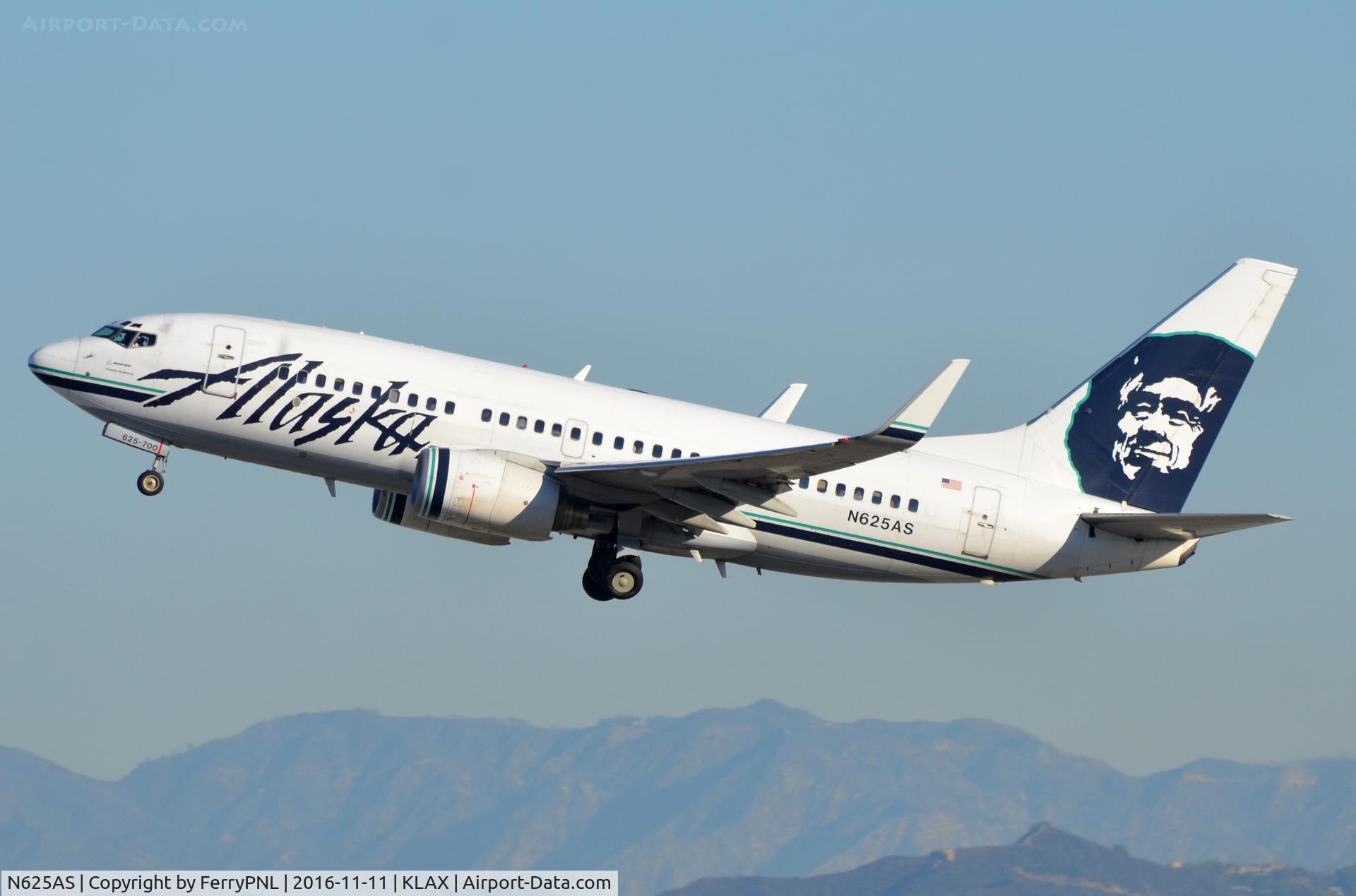 N625AS, 2001 Boeing 737-790 C/N 30792, Alaska B737 taking-off from LAX