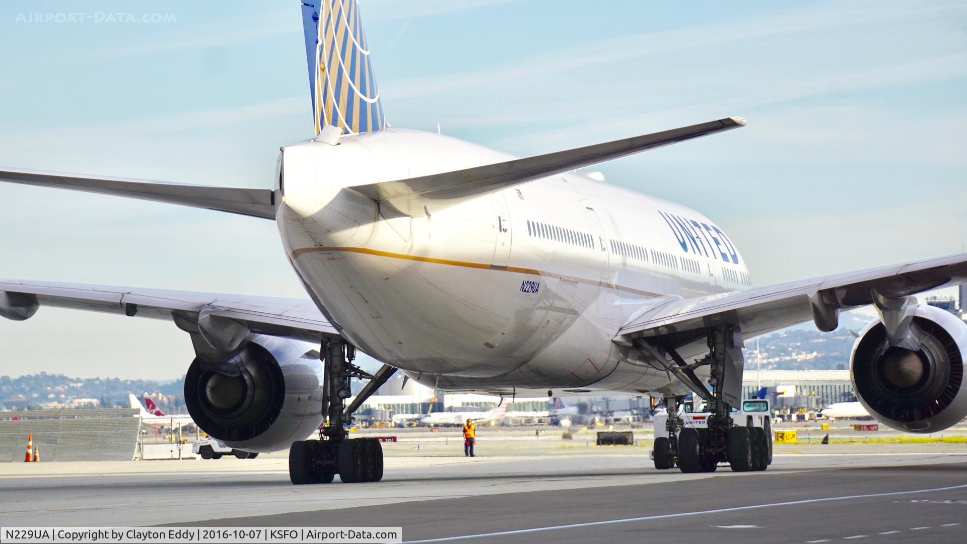 N229UA, 2002 Boeing 777-222 C/N 30557, SFO 2016