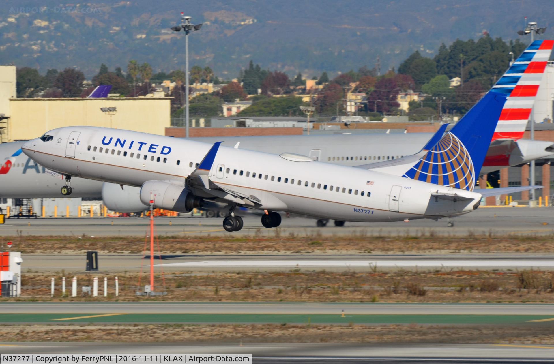 N37277, 2002 Boeing 737-824 C/N 31595, United B738 lifting-off.