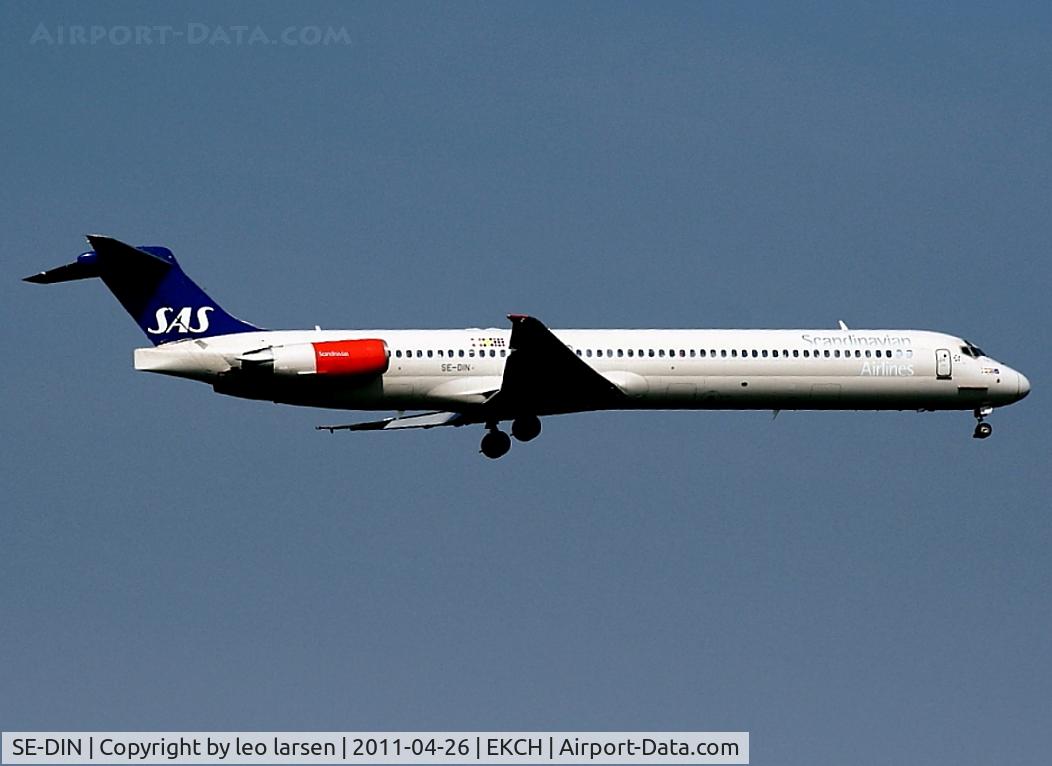SE-DIN, 1990 McDonnell Douglas MD-82 (DC-9-82) C/N 49999, Copenhagen 26.4.11