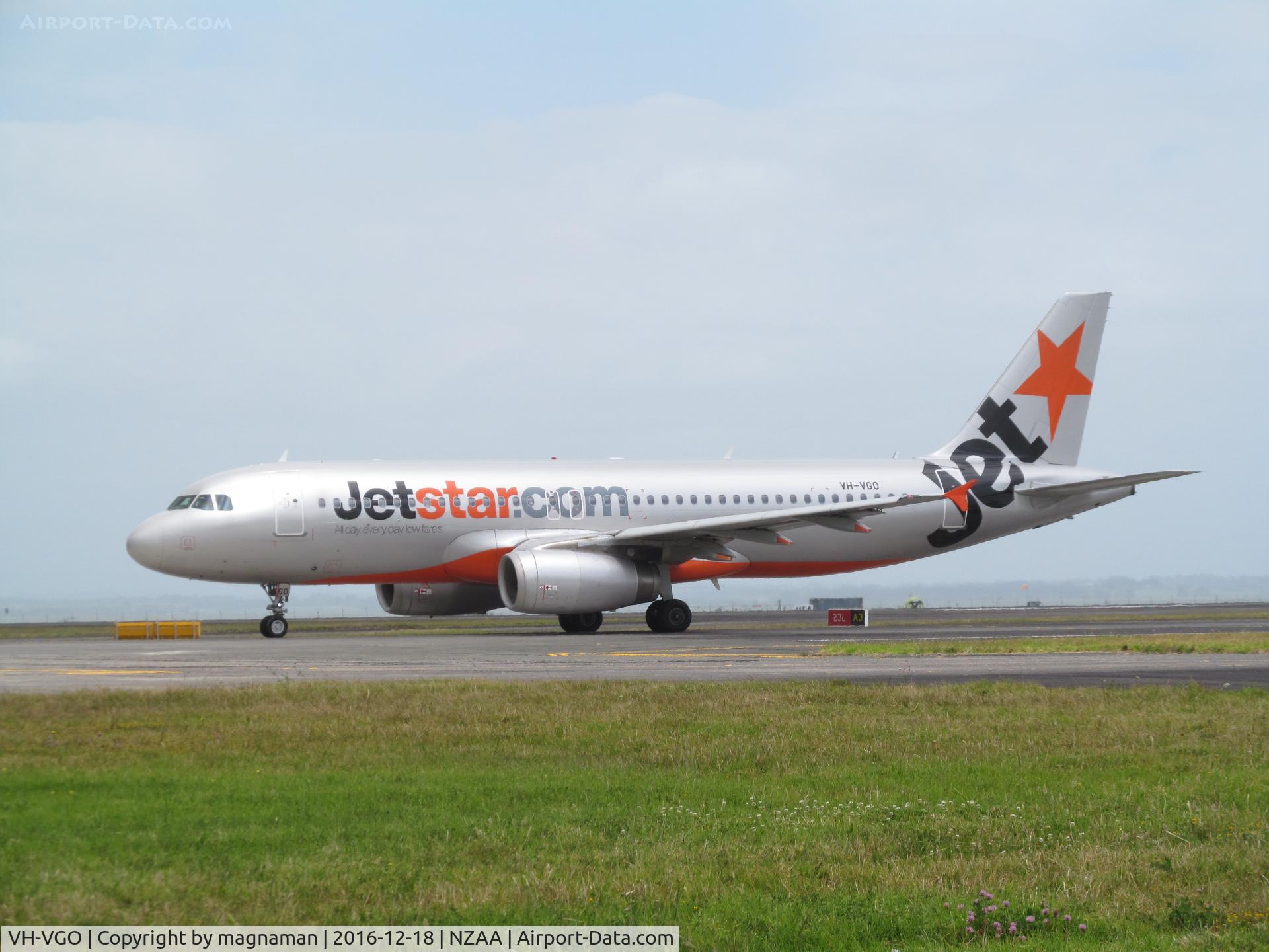 VH-VGO, 2010 Airbus A320-232 C/N 4356, at AKL on domestic duty