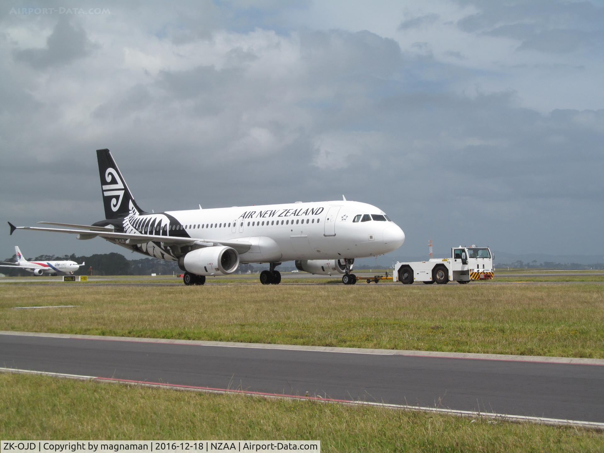 ZK-OJD, 2003 Airbus A320-232 C/N 2130, needing a helping hand