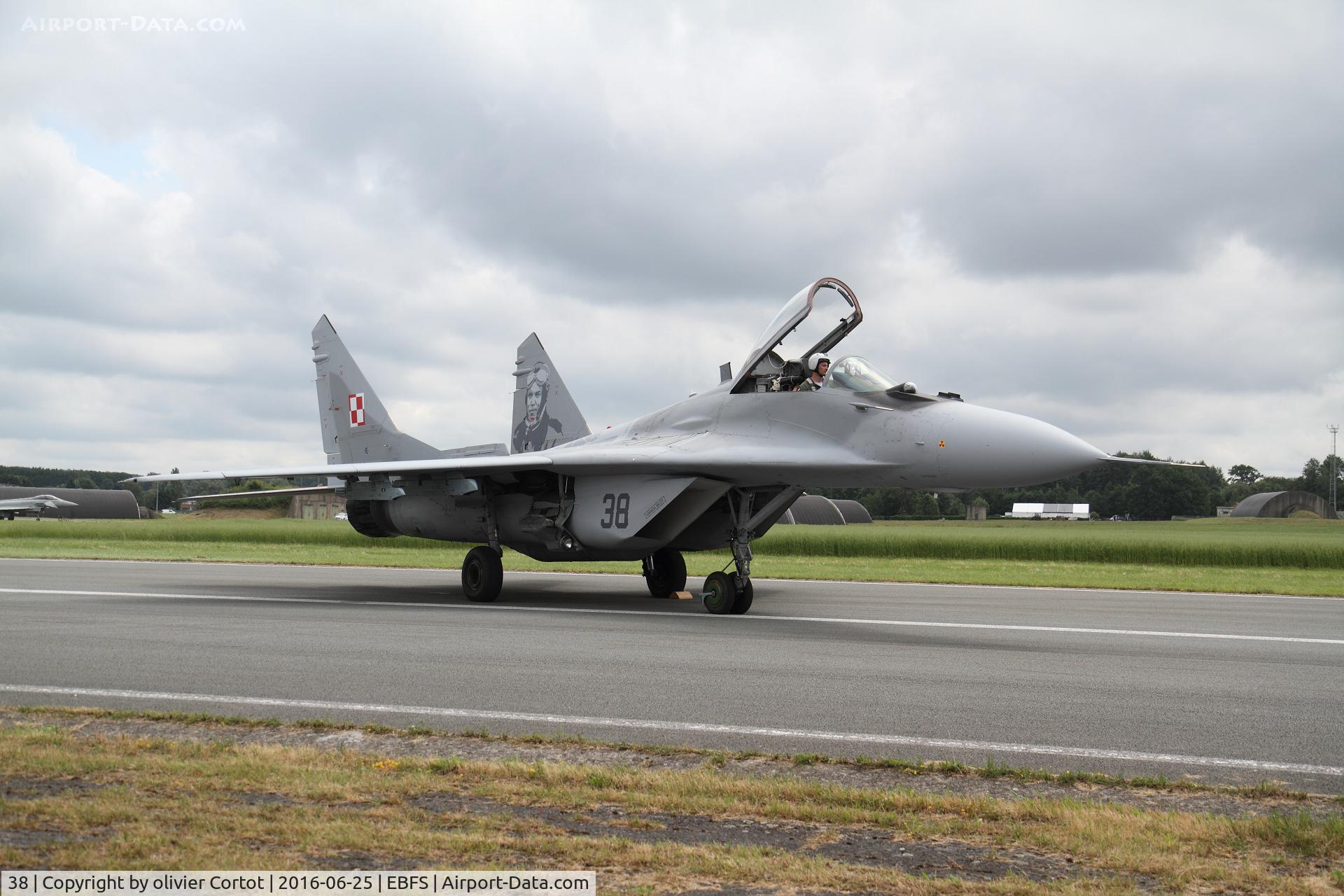 38, Mikoyan-Gurevich MiG-29 C/N 2960532038, note the tail art !
